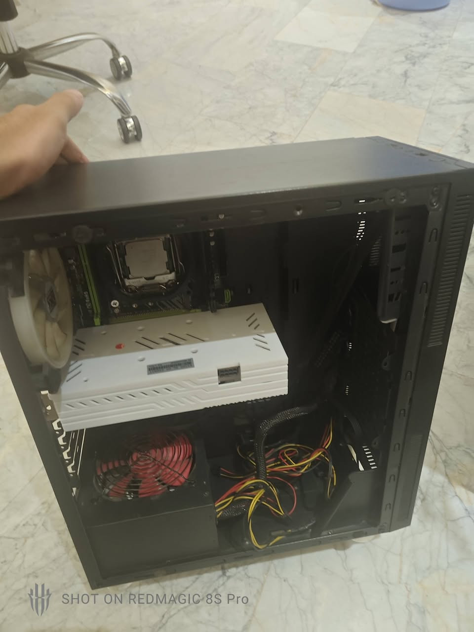 تجميعه للبيع:
Xeon E5-2640 v3 
m.b x99 
rx 580 8G
ram 16 ddr4
bower supply 600W
case black 1fan
السعر: 125الف ثابت
ملاحضة اكو قطعة ما تشتغل لو المذبورد لو المعالج
وايضا الكرت يعرض صورة بس اذا ينضغط عليه تصير شاشة سودة ويطفي لازم اله تودي على حاسبة ثانية يلا يرجع يشتغل 
اما باقي القطع كله شغال البور شغال الكيس شغال الرام شغال واحد من المذبورد او المعالج شغال
اللاستفسار: ***********
مكاني بغداد

نص مكتوب في الصور:
- SHOT ON REDMAGIC 8S Pro