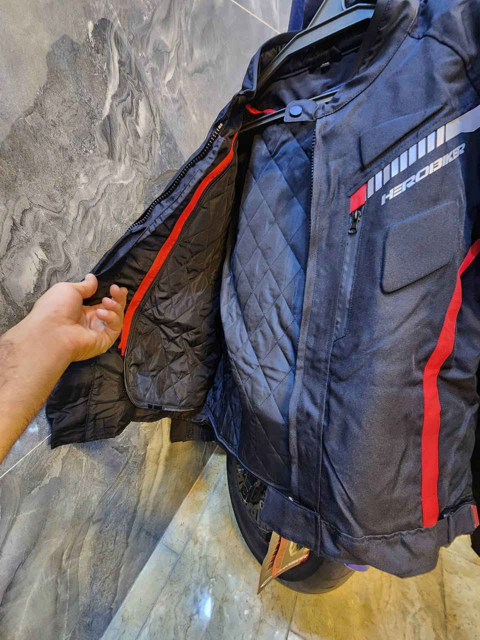 سلام عليكم توفر قمصله ماركات تجي كسارات ضهر وايادي مثل ماموضح بلصوره قياسات xxl وxlوlوmتجي طبقتين لون احمر ولون فسفوري
