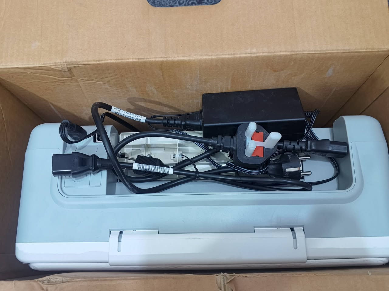 hp deskjet F38 (hp)سلام عليكم طابعه البيع من شركه 
شغاله ما مستعمله ولا مره بس بيه نقص كادرجات مال الاوان سعرهن 30 الاف تبقه تطبع ملون وعادي وصور هم 
سعره 50 قفل 
مكاني ناصريه طريق ياحسين 
الرقم ***********
