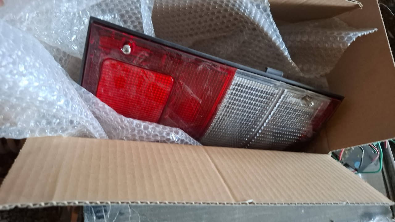 فانوس خلفي كامل يمين (RR/RH)
السيارة: Toyota Land Cruiser Prado 90 / J90
الموديلات: تقريبًا 1999–2002
الصناعة: اليابان
قطعة أصلية Toyota Genuine Parts
الاستفسار 
***********
