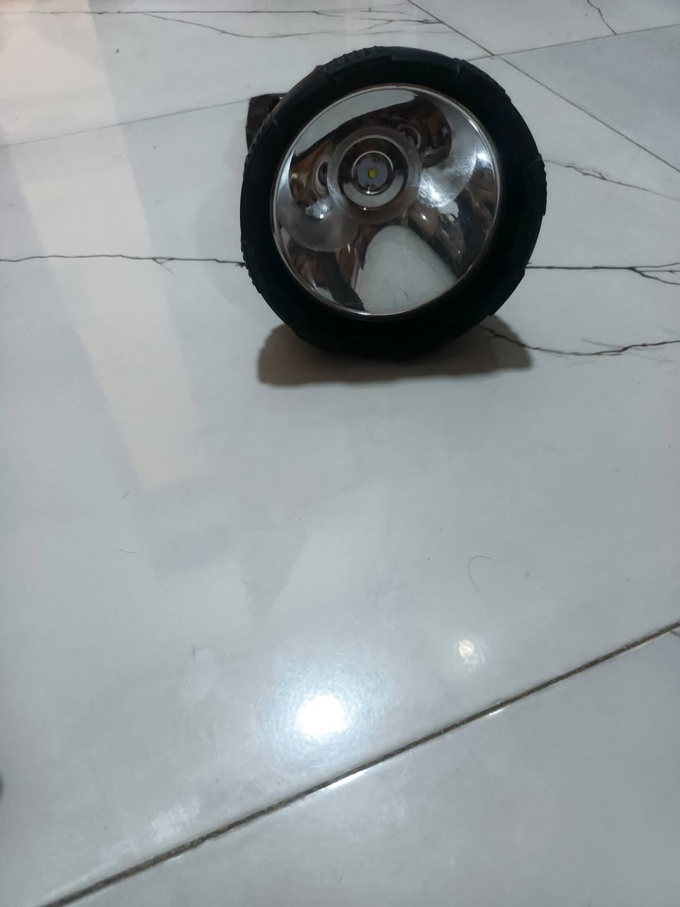 السلام عليكم لايت اصلي ثلجي مع عدسات شحن تايبسي وشحن على الطاقة الشمسية ويشحن حتى موبايل واصلي للاستفسار:
***********
