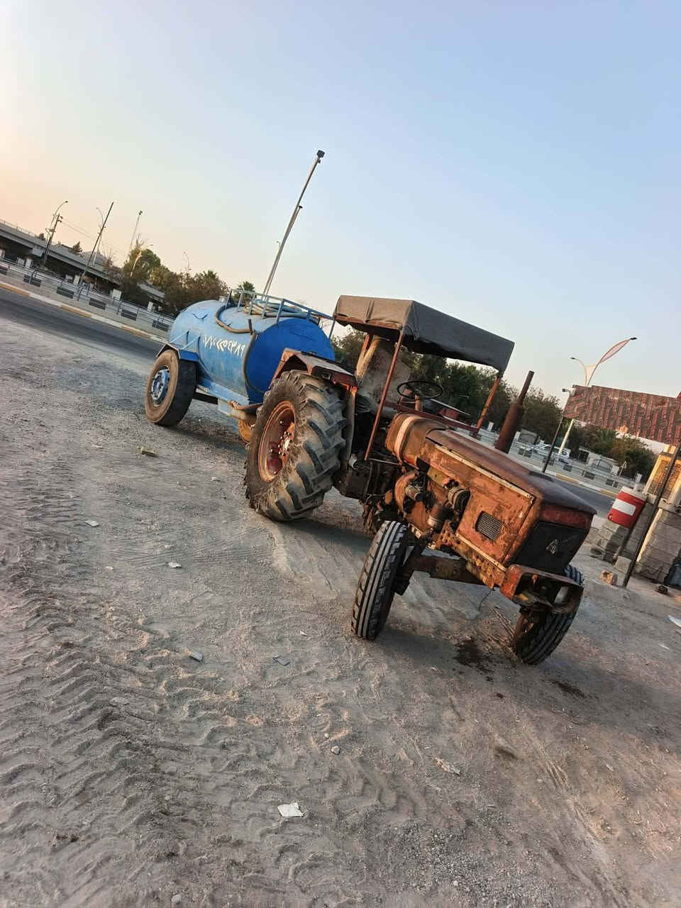 تركتر عنتر للبيع 
موديل 1988
محرك لا صرف لا بخار 
كير هاوزن شرط 
سنويه موجود 
مقطوره نضيفه 3500 لتر 
مكان كركوك ساحه حتفالات 
لتواصل ***********
