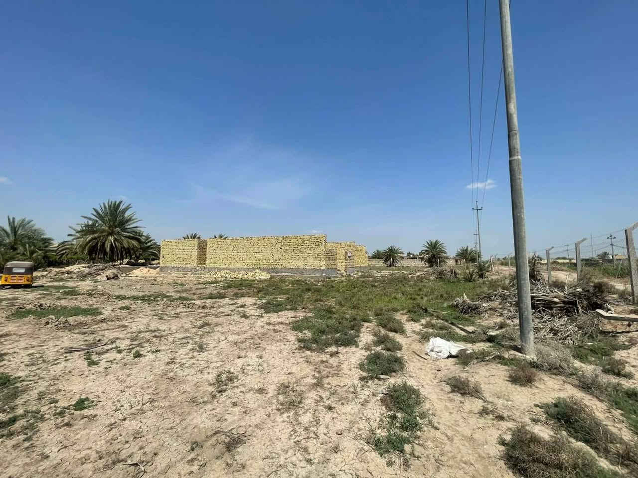 المساحة دونم طابو زراعي سند ٢٥ الوجهة ٤٠ متر والنزال ٦٣ متر تقع خلف الصقر على البزل مباشر شارع ١٥ متر قرب بيت فليفل تحتوي على هيكل بمساحة بناء ٣٤٠ متر يحتوي على استقبال ١٥ *٥ وصالة ١٧*٥ مطبخ ٩* ٤.٥ غرف عدد اثنين ٦*٤ وصحيات ويوجد بيها بتلو بمساحة ٢٠٠ متر
للتواصل
***********
