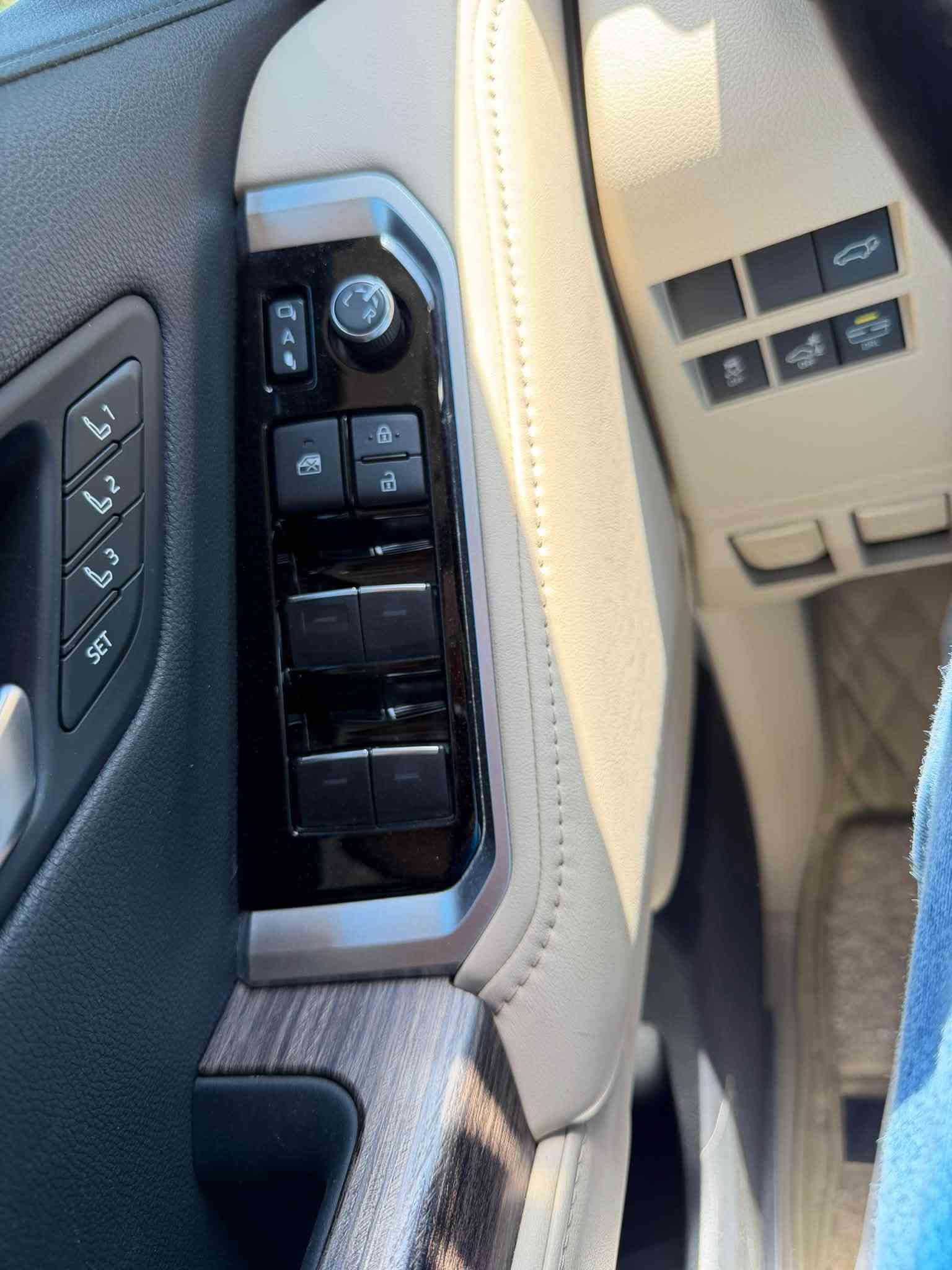 لاندركروز 2023 شركة جيهان تحت الضمان
ماشية 23،000km لون سلفر ميتاليك
فول مواصفات VX لمتد 
مغلف ppf بالكامل ،كتاب تضليل
مكفولة كفالة عامة من الشخط والرصعة
سعر 675 ورقة
مكانها اربيل او سامراء
***********
