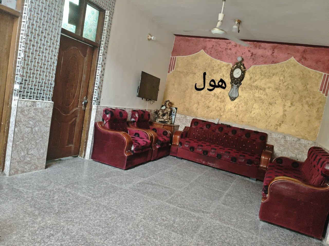 السلام عليكم
عدنه بيت 250متر  لبيع 
طابقين 
لطايق الاول 
يحتوي ع مطبخ كبير خارجي 
هول عدد 2
صاله 1
غرف نوم 2

صحيات خارجيه 
صحيات داخليه
طابق الثاني
غرفه عدد2
هول
مخزن اضافي
  نادر شارع الكبان
الرقم ***********

