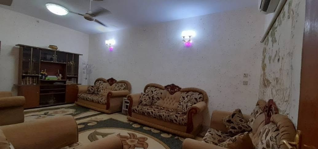 يا الله 
بيت لبيع مساحة ٣٠٠ متر 
موقعة باب طوريج عامود ٣٠ 
يبعد عن الحرم ٣ دقايق مشي 
يحتوي البيت على ثلاث غرف
 وهول واستقبال ومطبخ حار وبارد
 صالة وسطية ثلاث صحيات
 كراج سيارة مع حديقة فيه اشجار
سعر ٣٠٠ مليون 
للستفسار ***********
