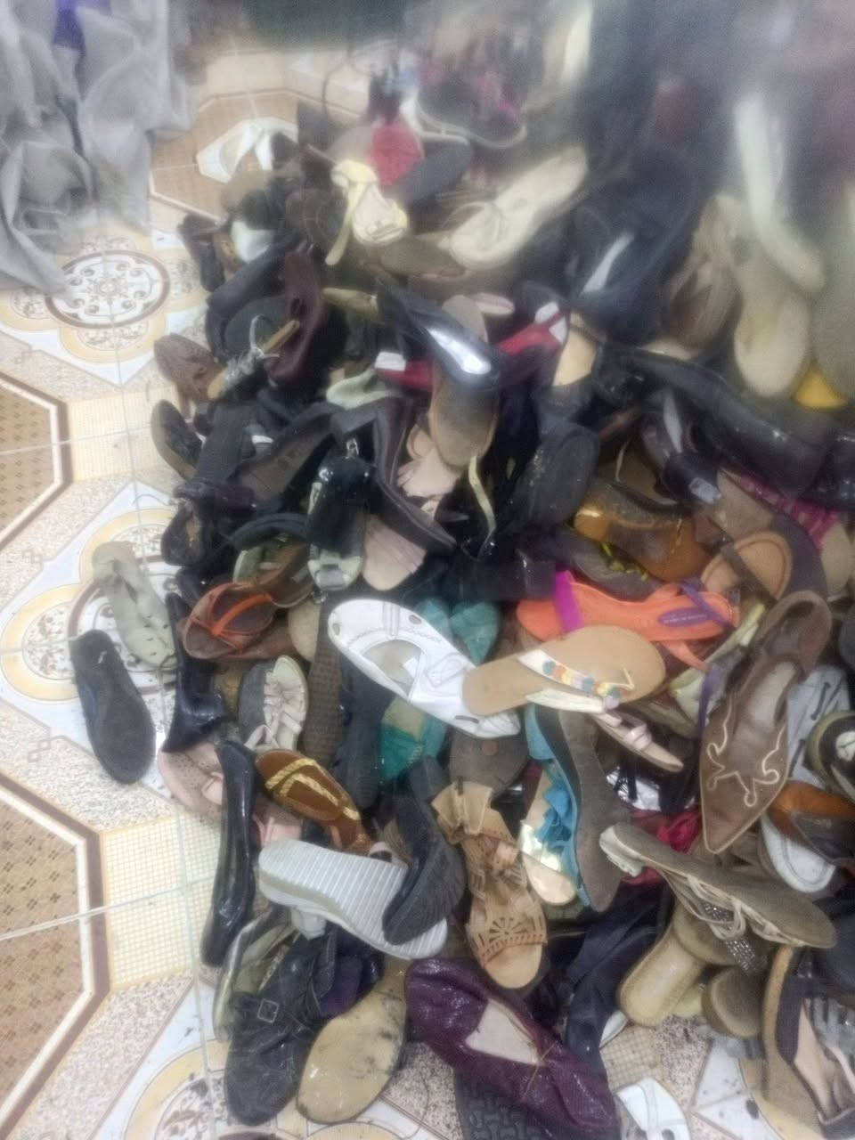 السلام عليكم 
باله احذيه مستعمله رجالي نسائي اطفال
البيع شلعه وحده الشراي يتصل***********
