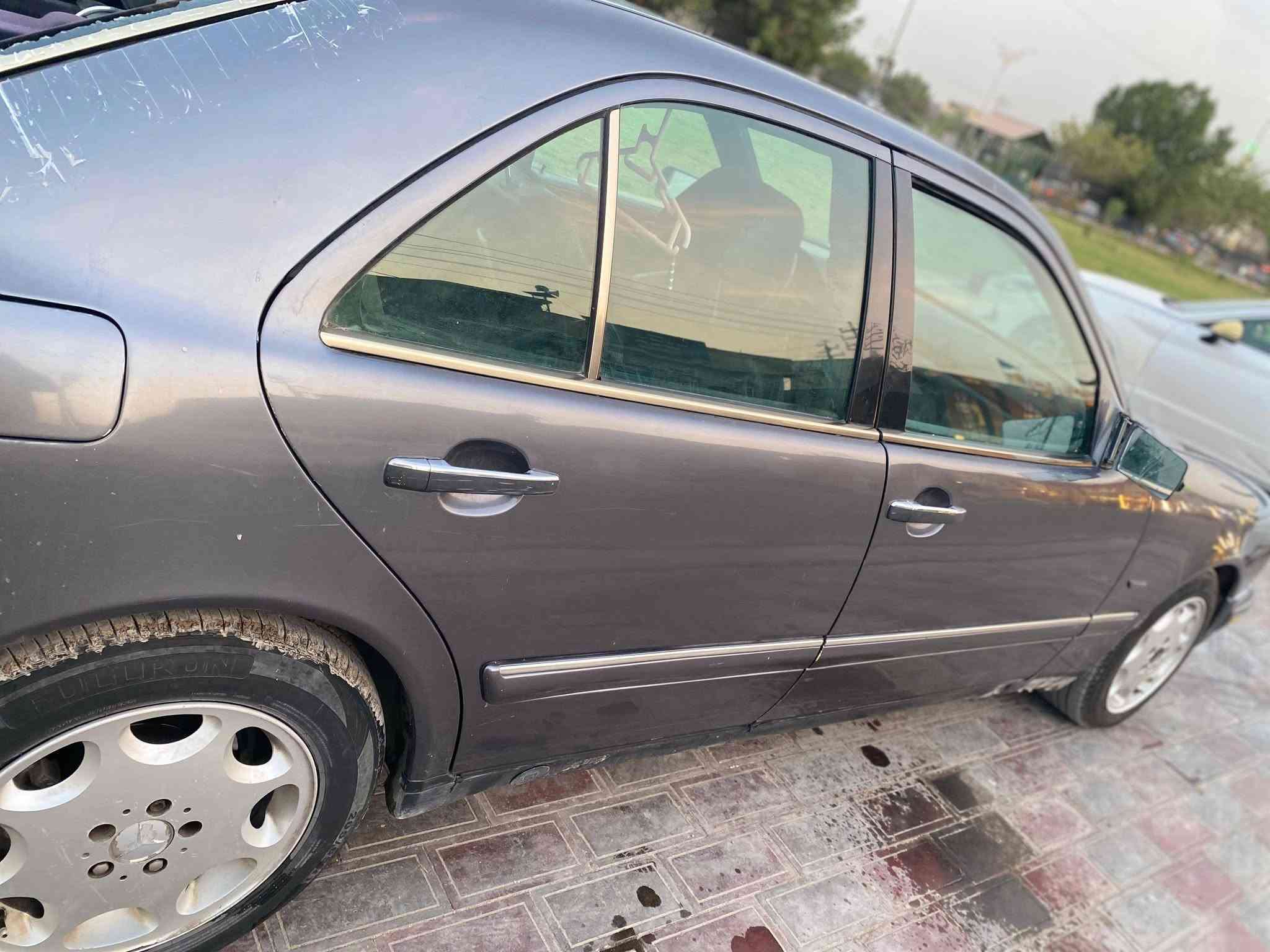 السلام عليكم ورحمة الله وبركاته
بيع مستعجـــل

مارسيدس ام عيون موديل 1996

محرك خراطيم بلادي 

السيارة هواي مواصفات بيها 

كشنات جلد 

فتحة سقف 

كشنات وتحكم كهرباء 

ذاكرة ميموري 

دركة c300

وبعد مواصفات ام عيون المعروفه 

السيارة ابيعها مثل ماواضحه بالصورة 

عليها غرامه مليون وميه 

تنزل من سعرها 

السعر 65 

العنوان كربلاء حي العباس
للاستفسار ***********
