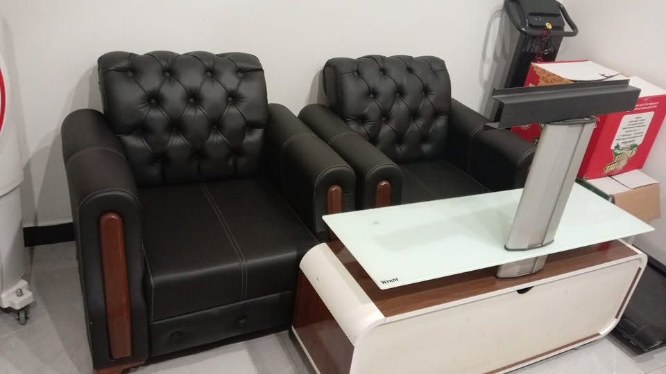 تخم قنفات جلد 10 مقاعد 
الغزالية 
السعر 750 الف نظافه 98‎%‎ 
***********
