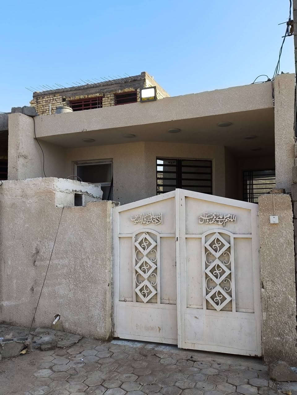 السلام عليكم دار سكن للبيع في الكوت منطقة حي الحكيم نزلة عميد جادر بالقرب من سكلة ابو حسن وبالقرب من شارع 30 مساحتة 100م البناء طابوق والسقف صب مسلح والارضية والجدران سراميك ويتكون البيت من غرفة وصالة واستقبال ومطبخ وصحيات داخلية وخارجية ومرقم من قبل البلدية السعر 35 وبي مجال الإستفسار الاتصال على هذا الرقم ***********
