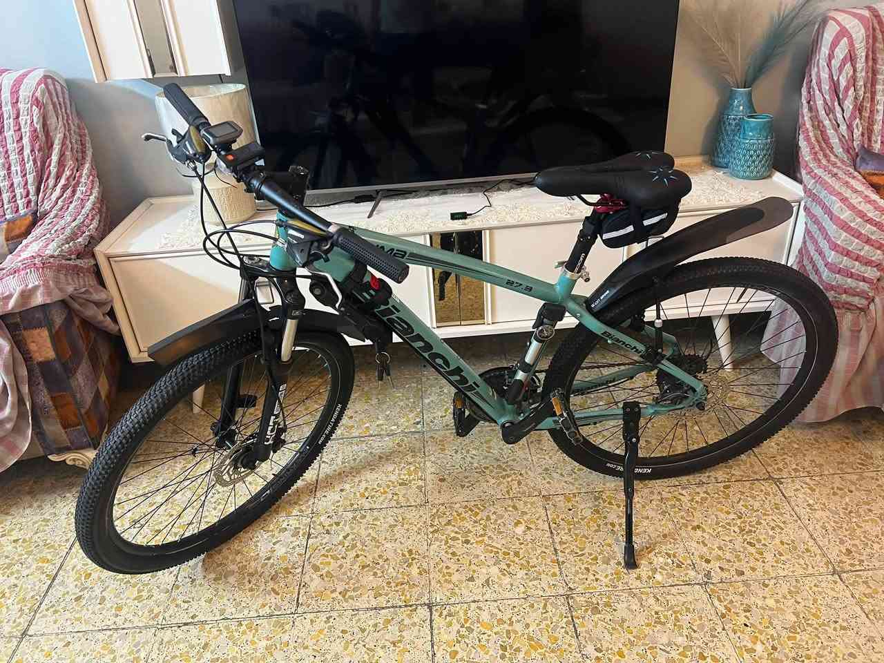 دراجة للبيع
🔹 النوع: بيانكا كوما

🔹 حجم الفريم: M

🔹 حجم الإطار: 27.5*225 نوع kenda

🔹 الفرامل: دسك شيمانو tourney tx

🔹 الدبل الأمامي: SR فتح وقفل

🔹 السرعات: 8×3 altus

🔹سنة الصنع:2019

✅ دراجة نظيفة وجاهزة للاستخدام

✅ تبديل سلس وفرامل قوية

✅ مناسبة للمشاوير والرياضة

📍 الموقع: بغداد

السعر 375 بيه مجال بسيط 

ملاحظة : بدون اكسسوارات

للاستفسار مراسلة خاص أو اتصال 

***********

