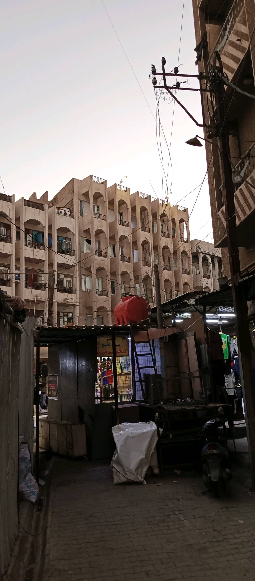 عمارة للبيع في سوق بغداد الجديدة خمس طوابق ونصف مساحتها 246م تحتوي على سبع محلات مؤجرة و19 شقة الشقق فارغة ومرممة ترميم كامل جديد سنه البناء 1985 
وارد المحلات فقط 3 ملايين شهريا قابلة للزيادةوفرصة استثمارية. سعر المتر ٥.٣٠٠ مليون للاتصال ***********