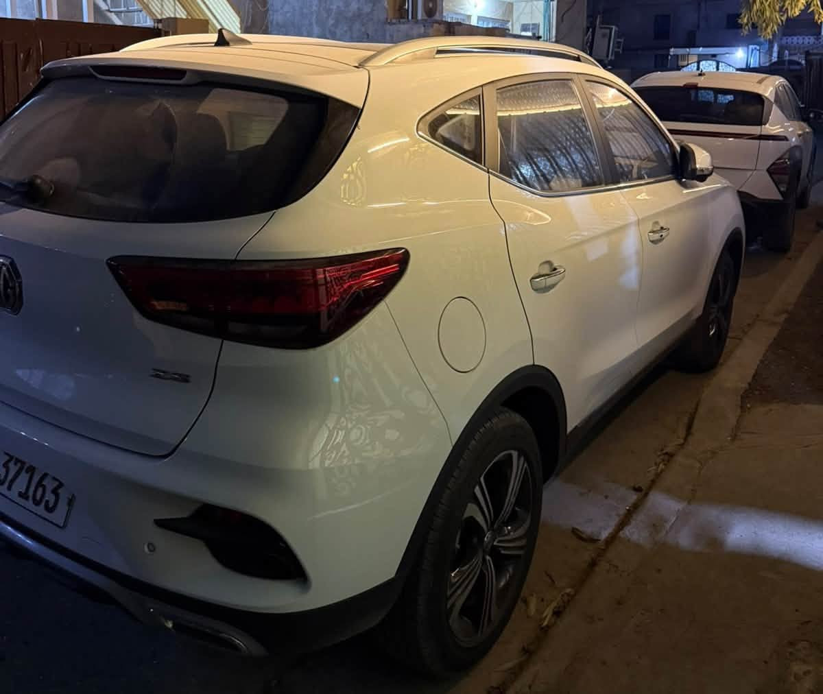 السلام عليكم ورحمة الله وبركاته
‎ MG نوع ZS موديل 2024 
 رقم بغداد
السيارة ماشية حقيقي ( 14الف )
السيارة بيها (طخه دعاميه الأماميه بسيطه) وباقي السيارة كفالة عامة بعدها بلضمان الشركة
مواصفات السيارة
واحد على واحد 
* الموديل: MG ZS 2024
*البانوراما سقف 
* محرك: 1500 اقتصادي 
* اللون: ابيض 
* ناقل حركة: أوتوماتيك
*  تشغيل بصمة + دخول ذكي
* بصمة ابواب
* ستيرن جلد ( تحكم جهتين ) 
* حاكية للإتصال والرد على المكالمات
* بلوتوث + USB
* شاشة لمس كبيرة متعددة الوسائط (اندرويد اوتو + كار بلي)
* كامرة خلفية دوارة 
* حساسات خلفية 
* هاند بريك دكمة 
* نظام اوتو هولد 
* نظام نزول منحدرات
* بصمة عدد ( 2 )
* تبريد قطعتين + تدفئة 
* لايت زنون عالي + ناصي
* لدات نهاري 
* بك لايت LED
* مرايا كهرباء + اشارات بالمري 
* كشافات هالوجين
* مثبت سرعة ESP
* مانع انزلاق المكابح APS
* حساسات نظام مراقبة ضغط الإطارات TBMS
* جنوط أصلية 
* ويل كب عدد ( 5 )
* ايرباك AIR BAG عدد ( 2 )
* حاملات اكواب عدد ( 6 )
* سبير منازل من الجنطة ولا مفتوح + المعدات كاملة الأصلية غير مفتوحة
السعر المطلوب ( 140 $ ) بيها مجال بسيط 
مكان السيارة بغداد / الامين الثانية
رقم الهاتف / ***********

نص مكتوب في الصور:
- هاي الطخه فقط