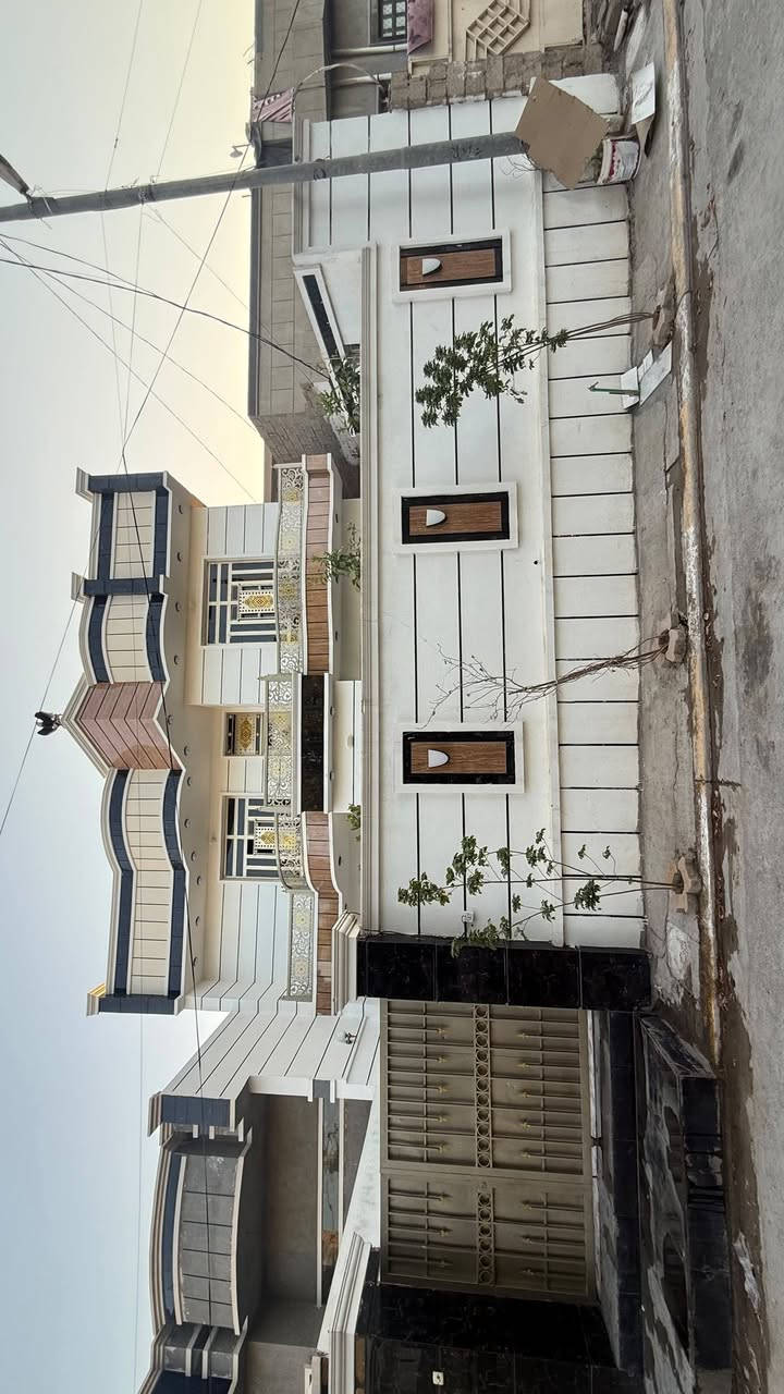 🏡 بيت للبيع — موقع مميز  ٢٥٠ م
​📍 الموقع: على ساحة، مقابل متوسطة المفاخر للبنات (حي الشهداء).
​الطابق الأول: غرفة نوم + صالة كبيرة + استقبال + مطبخ + حمام.
​الطابق الثاني: 3 غرف نوم + صالة كبيرة + حمام.
​💰 السعر: 225 مليون دينار (وبيه مجال للطيبين).
​📞 للمراجعة والاستفسار:
مكتب النوري للعقارات — بإدارة أبو حسين الفلاحي
📍 موقع المكتب: حي الشهداء - مقابل متوسطة المفاخر للبنات
📱 أرقام الاتصال:
​***********
​***********
