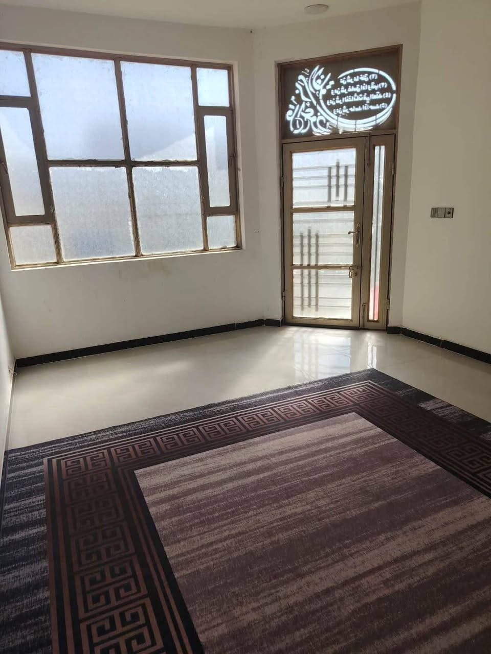 🏠 بيت للبيع في منطقة العامري
📍 الموقع: العامري - مجمع الصحة  
📐 المساحة: 200 متر  
🛣️ شارع عرض 15 متر

▪️ طابق واحد  
▪️ غرفتين نوم  
▪️ هول داخلي + استقبال  
▪️ مطبخ حار وبارد ويا كاونتر  
▪️ حمام داخلي وحمام خارجي  

✅ البيت مرتب ومناسب للسكن

📞 للاستفسار ***********
