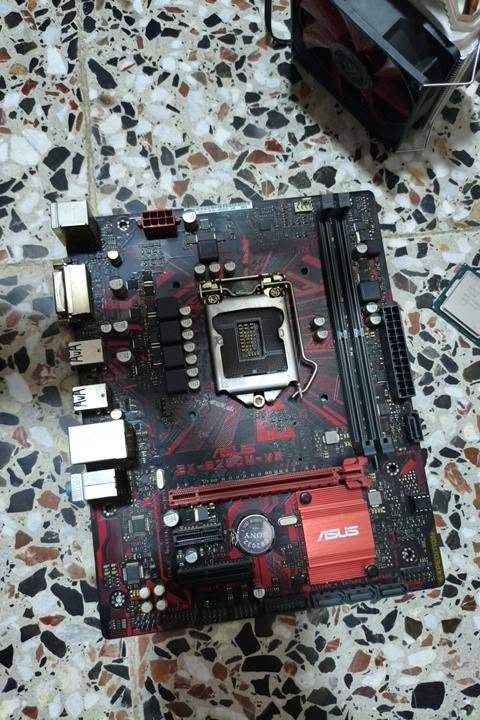 للبيع بورد مع معالج 
البوردb250m 
المعالج i7-6700 السعر تفاوض. توصيل اكو وذا اتريد تجيني هم عادي للستفسار ***********واتساب او ع الفيس
