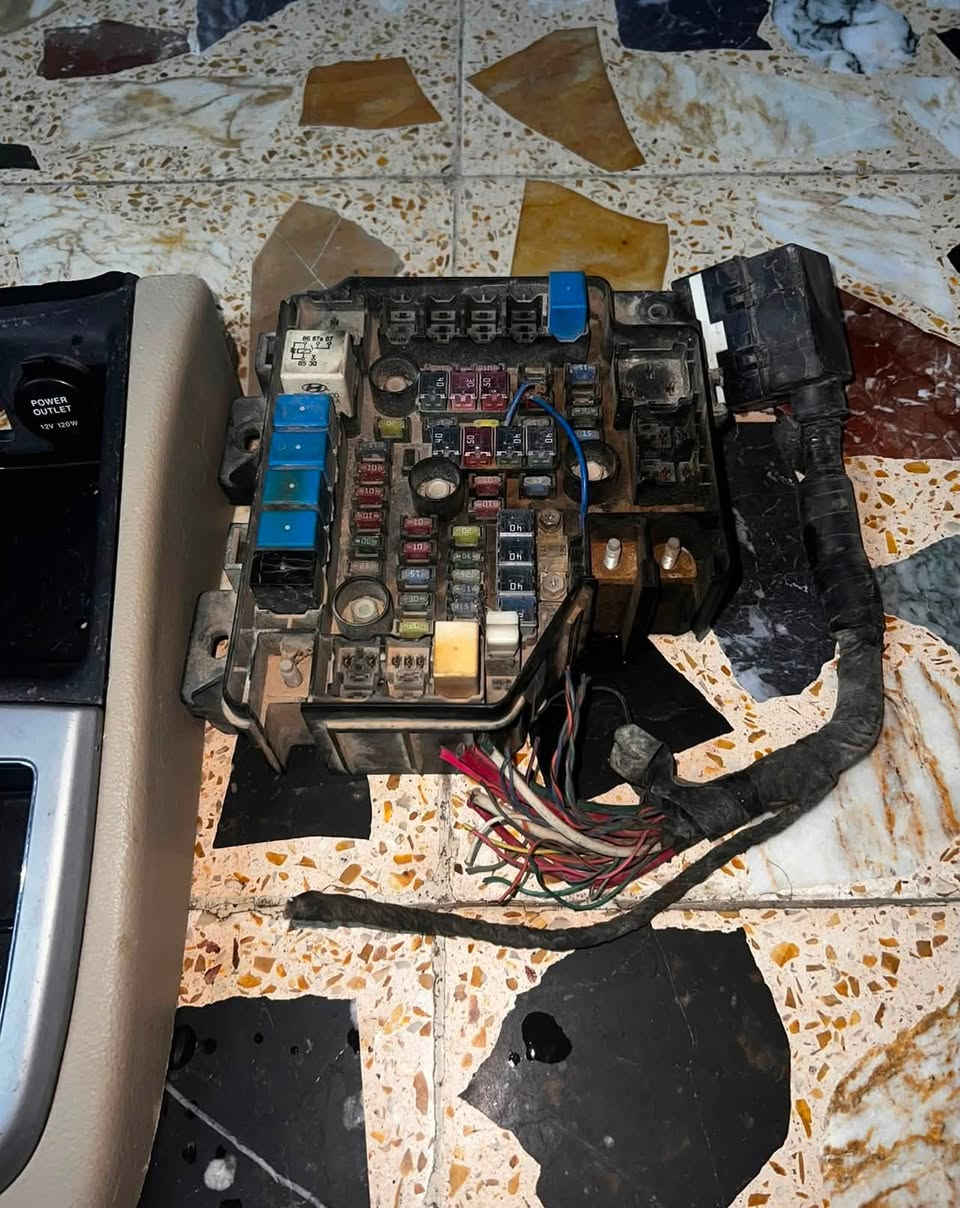 غراض سنتافيا نضيفات 100‎%‎ قاعده فيوزات الرئيسيه خليجي وليس امريكي السعر 300 وبيهن مجال العنوان بغداد البلديات للتواصل خاص او واتساب ***********
