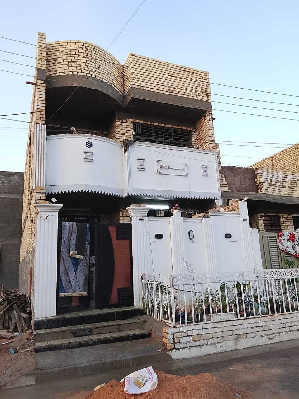 السلام عليكم بيت 100 متر طابقين بناء حديث 3 غرف حولي استقبال واجهه 6 متر وربع نزال 16 خلف شارع الحشد منطقه آل 28 موقع مميز ثالث قطعه عن السايدين العذراء يرهم مراوس بيت ارخص أو قطعه وفرق سعر 85 واتساب ***********
