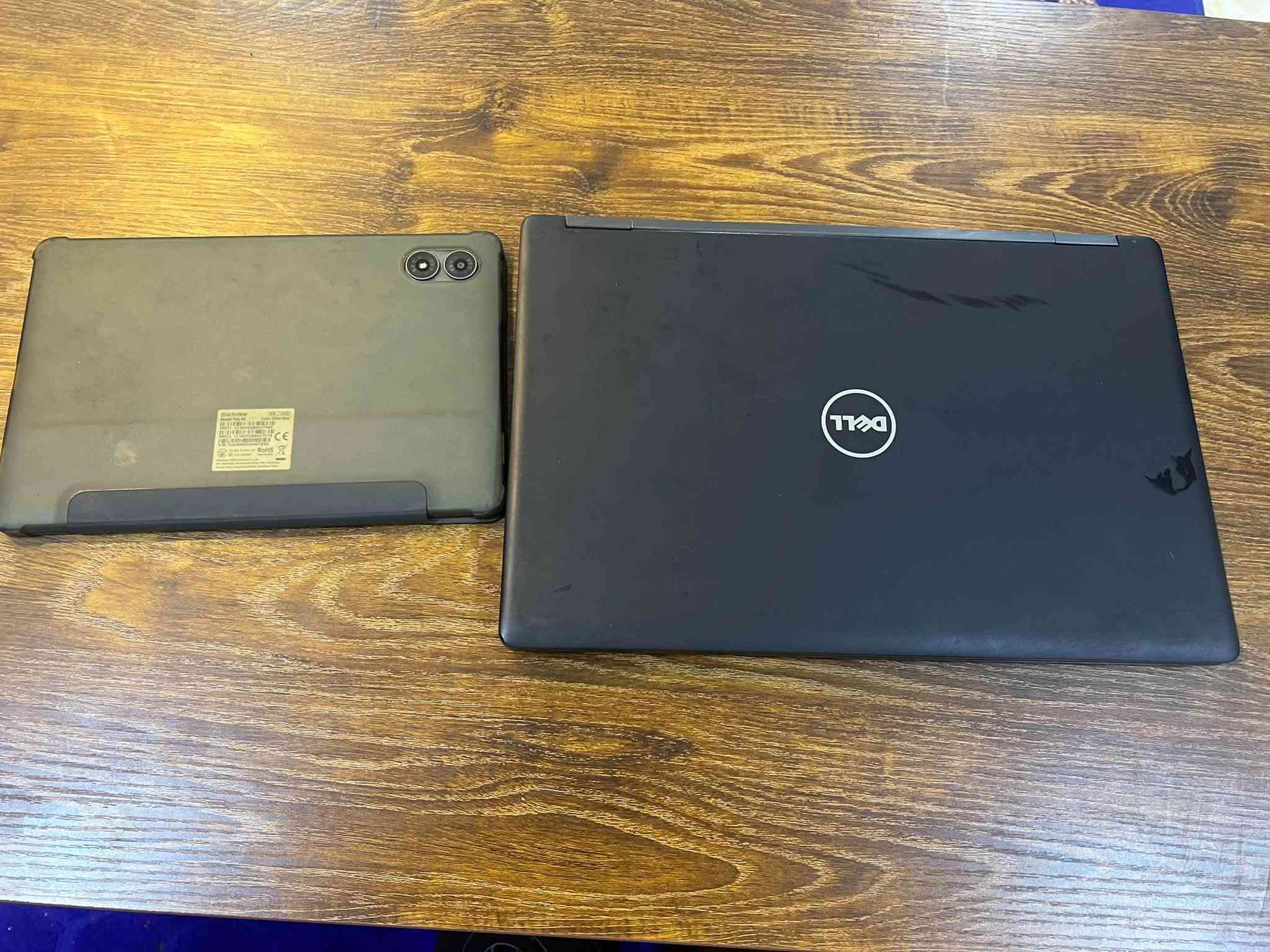لابتوب مع آيباد
لابتوب 
Cor i5 جيل السابع 
Ram 8Gb قابل للتطوير 
Hard ssd256 قابل للتطوير 
شاشه 15.6 
كارت شاشة خارجي 2g  
كيبور عربي انكليزي ضوئي
الابتوب بحالة جيدة مناسب للدراسة والبرمجة والعمل والألعاب المتوسطة
---------------------------
آيباد بلاك فيو جديد قبل شهرين ماخذة معالج سناب دراكون ذ128 رام 4 كلش حلو مناسب للدراسة والتعلم والافلام والمسلسلات 

الملحقات: كارتون آيباد مع جنطة وشاحنة وماوس وباد ماوس أصليات

السعر 450.000
للتواصل واتساب :***********
