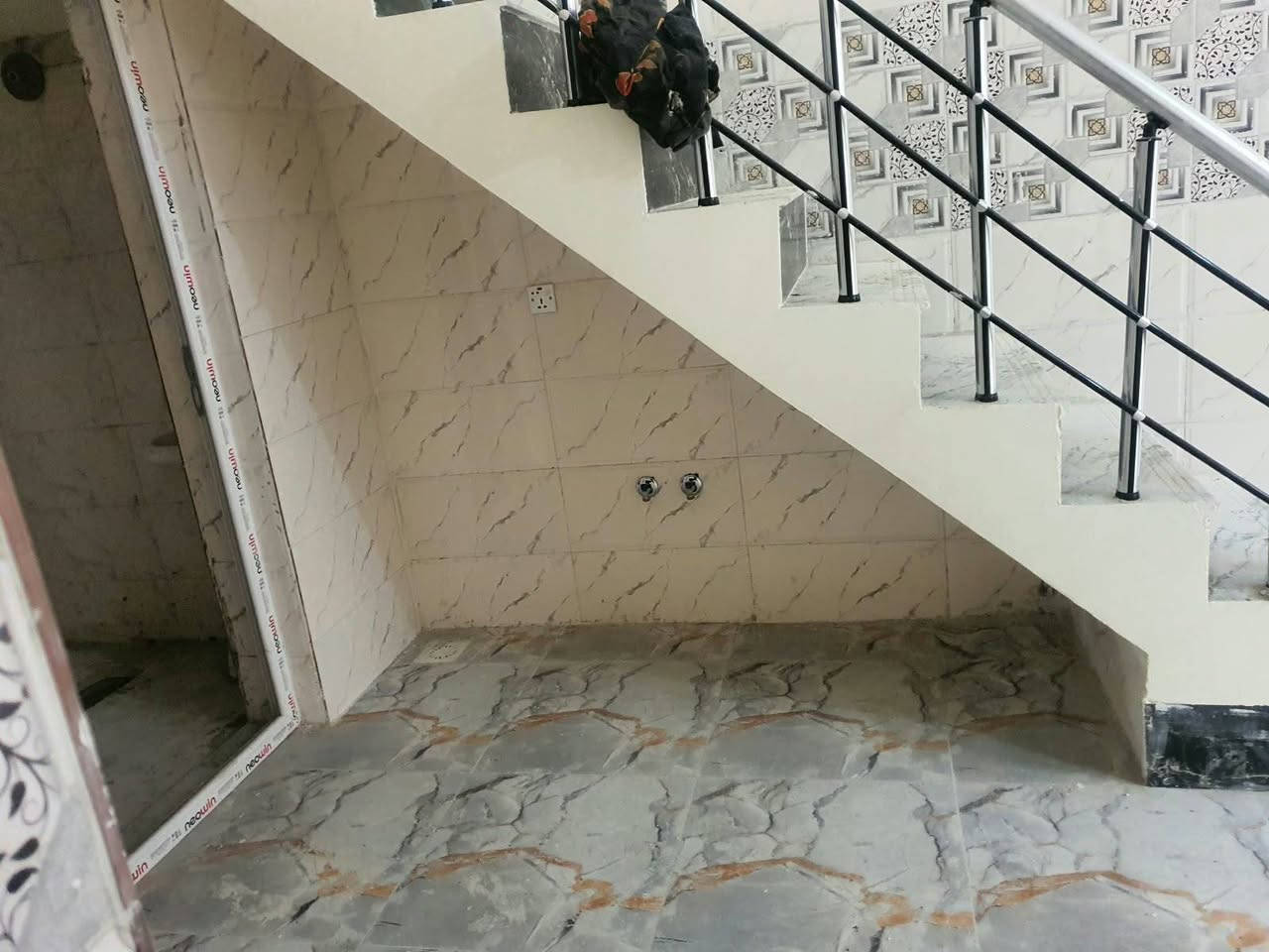 بسبب الوعود الكاذبة 
بيت للايجار مساحة ٧٥ متر واجهة سبعه  ونص نزال ١٠ مدخلين
البيت نظيف بناء ٢٠٢٢ طابق ونص الطابق الارضي استقبال ومطبخ وخدمات وغرفة نوم وطرمة صغيرة الطابق الثاني غرفة نوم منطقة الالف خلف ابو سجاد ابو الدهن ايجاره 375
للاستفسار ***********
علما اني صاحب الدار
