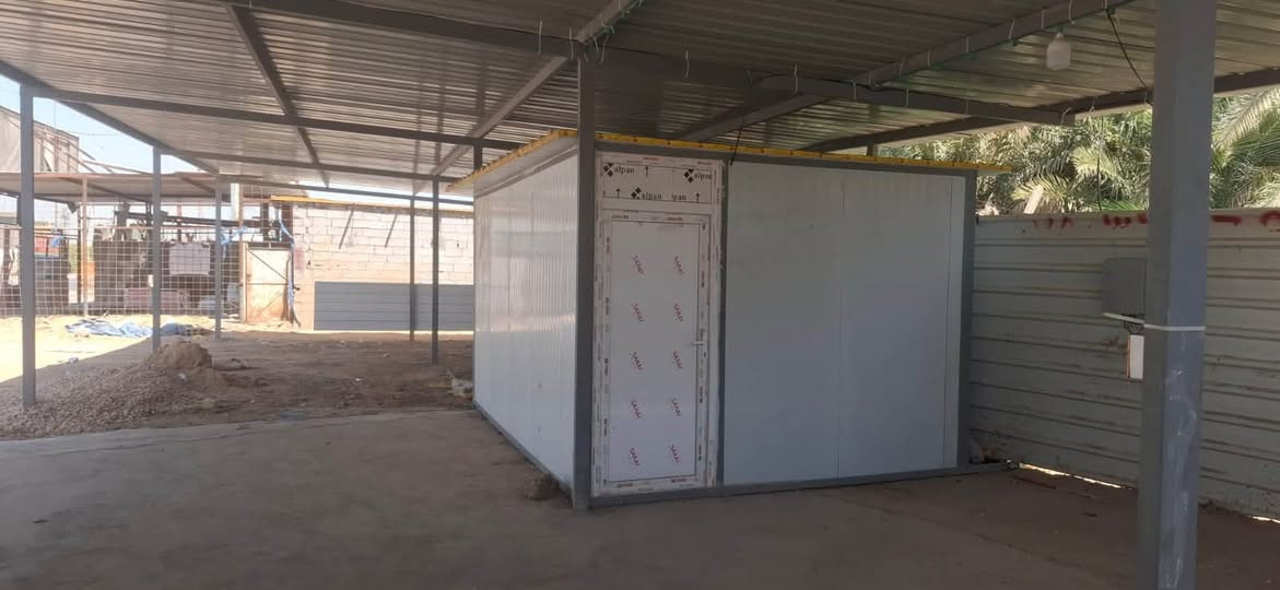 📣 فرصة استثمارية مميزة للبيع
 في النجف الأشرف (الكوفة) 📣
 جملون تجاري بموقع استراتيجي وحيوي جداً:📍 الموقع: الكوفة - مقابل مجمع السفير - مباشرة على شارع تجاري رئيسي.📐 المواصفات: واجهة عريضة ومميزة تمتد لـ 30 متر على الشارع التجاري، تمنح مشروعك رؤية ممتازة وموقعاً لافتاً.🚚 الملحقات: يحتوي الموقع على :
كرفان ملحق جاهز للاستخدام (للإدارة، الحراسة، أو كمخزن إضافي).💰 سعر الإيجار الشهري: 400 ألف دينار عراقي فقط!✨ الجملون مثالي جداً للاستخدام كمخزن، ورشة، معرض تجاري، أو أي نشاط استثماري آخر.📞 للمعاينة والاستفسار، 
يرجى مراجعة (مكتب العين للعقار❇️❇️):📱 ***********📱 ***********

نص مكتوب في الصور:
- العين للعقار *********** *********** النجف ناحية العباسية الشارع الخدمي حي الرسالة