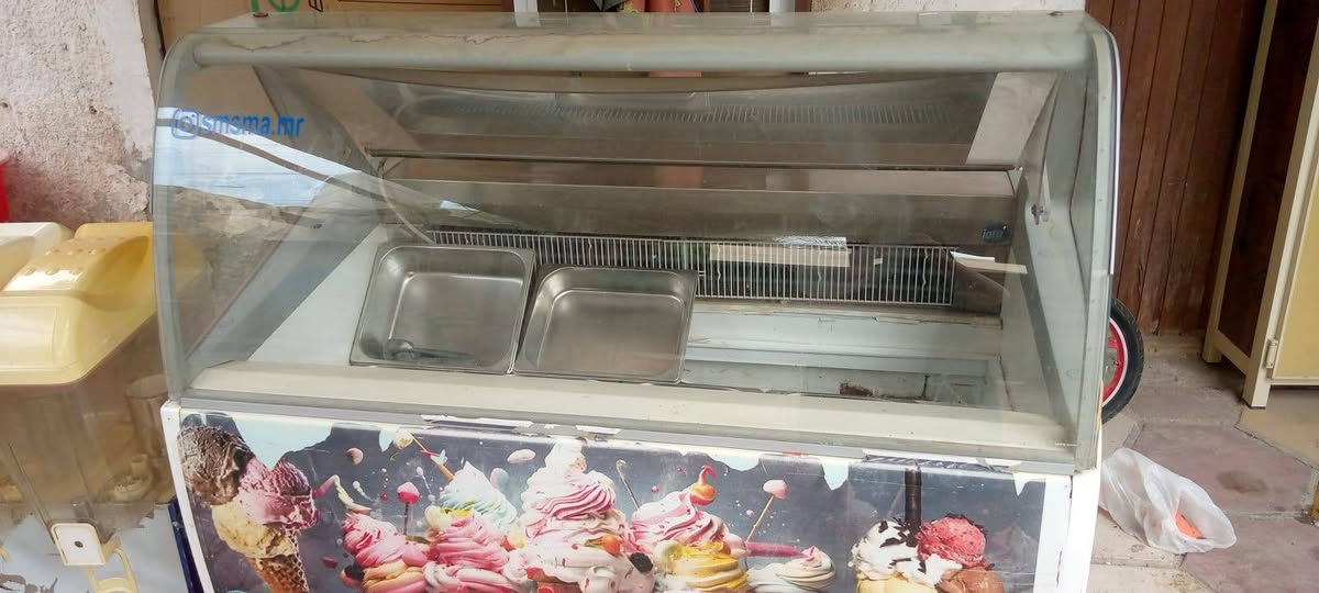 اجهزه مرطبات 
مكينه ازبري هوسك ثلاثيه شغاله مضبوطه 
مكينه عصير رباعيه هوسك تركي درجه اولى 
عارضه ايس كريم ايطالي شرط الفحص 12 بلانك
طباخ سلستيل عوزه غسل بطش يرجع بلاد بلانكات ثنين موجودات
توصيل العراق كله شركه الوسيط
استفسار واتساب ***********
ناصريه مركز حي الفداء

نص مكتوب في الصور:
- smsma.mr