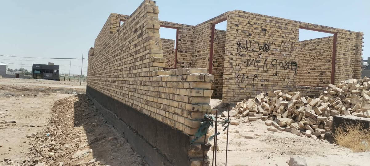هيكل خلف سيد محيل مساحه 250متر يبعد عن شارع 500متر خدمات ماي كهرباء شارع سبيس متكون من غرفتين ومطبخ حار بارد وصاله واستقبال مدرسه كلش قريبه علي سعره32وبي مجال. علمآ مكلف بل نشر رقم صاحب البيت***********
