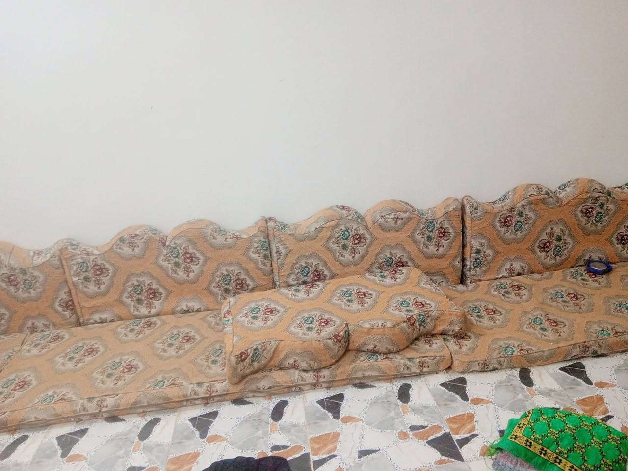 ديوان  أرضي كامل  مستخدم 14 متر ب٣٠٠
***********
