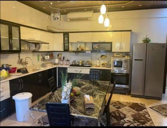 السلام عليكم يوجد بيت كامل للايجار   مساحته ٣٠٠ متر يتكون من خمس غرف جديده مع صحيات عدد ٢ وصالتين كبيرات البيت يتكون من طابقين 
الموقع البصره الطويسه  قربب على الشارع العام 
للايجار فقط شركه او مكتب للاستفسار الاتصال على ‭
‭ ***********‬ ‭
