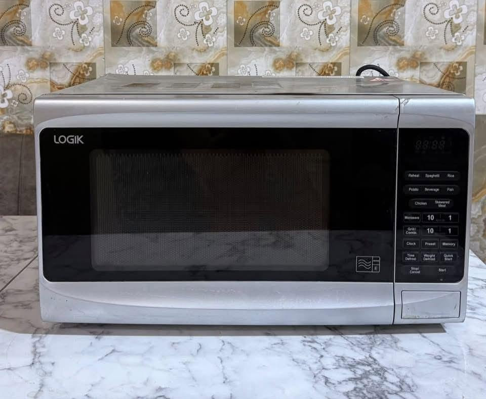 مايكرويف من ماركة Logik
بدون اي ضرر و نظيف جداً ، 
تسخينه فوق الممتاز 
وبي اكثر من خيار للتسخين والتذويب 
قياساته :
عرض 50 سم
ارتفاع 25 سم
طول 33 سم
السعر 60 الف
للاستفسار واتساب ***********
العنوان ؛ الناصرية حي اور
