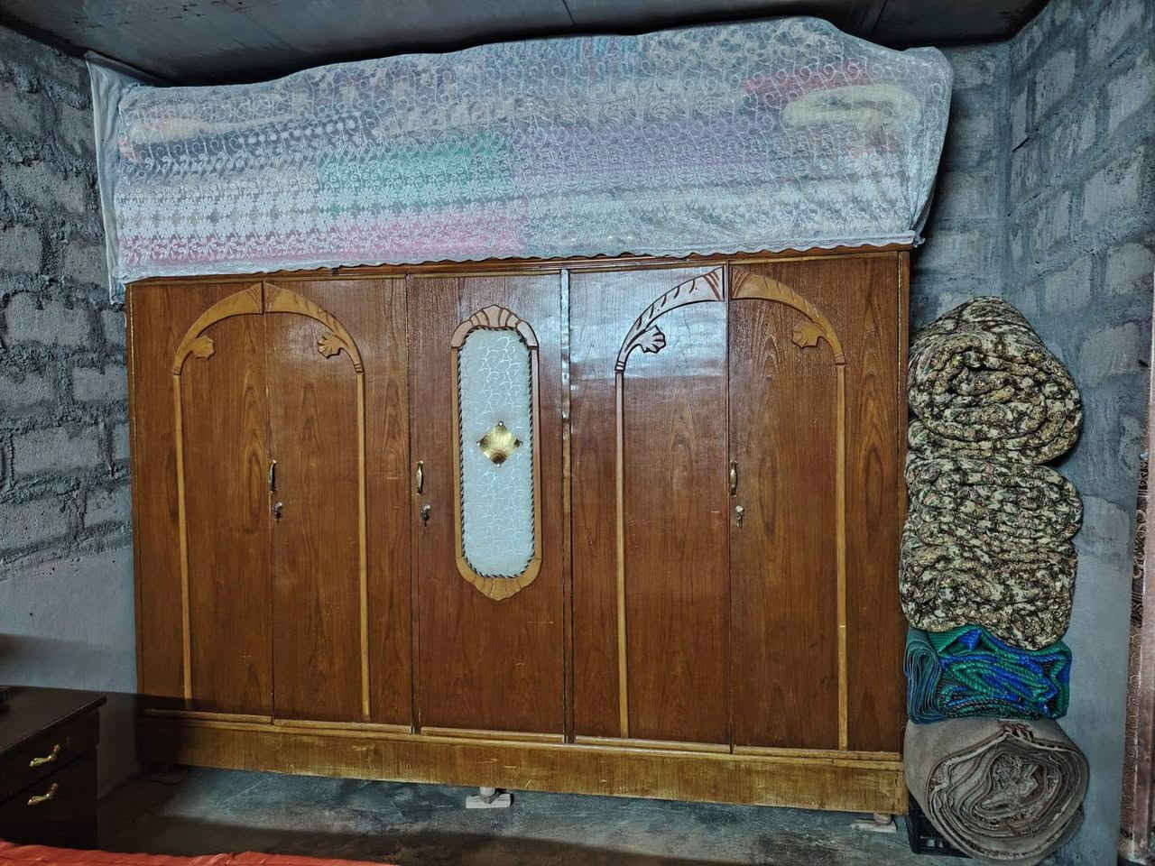 سلام عليكم غرفة خشاب للبيع حيل نضيفه و كدام العين المكان موصل حي العربي السعر 350 و بيها مجال ل تواصل (‏‪***********‬‏) بي واتساب
