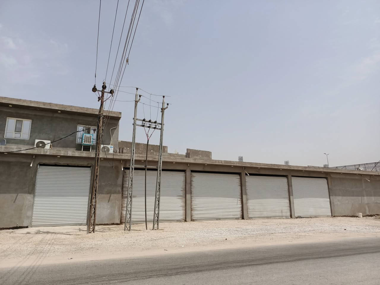 السلام عليكم... بناية تجارية للبيع او الأستثمار ركن بناء حديث درجة اولى تقع على شارع بغداد مقابل مطعم البستان قرب جسر بتة المساحة 430 متر الواجهة 10 متر والنزال 49 متر للمعلومات الاتصال على الرقم ***********
