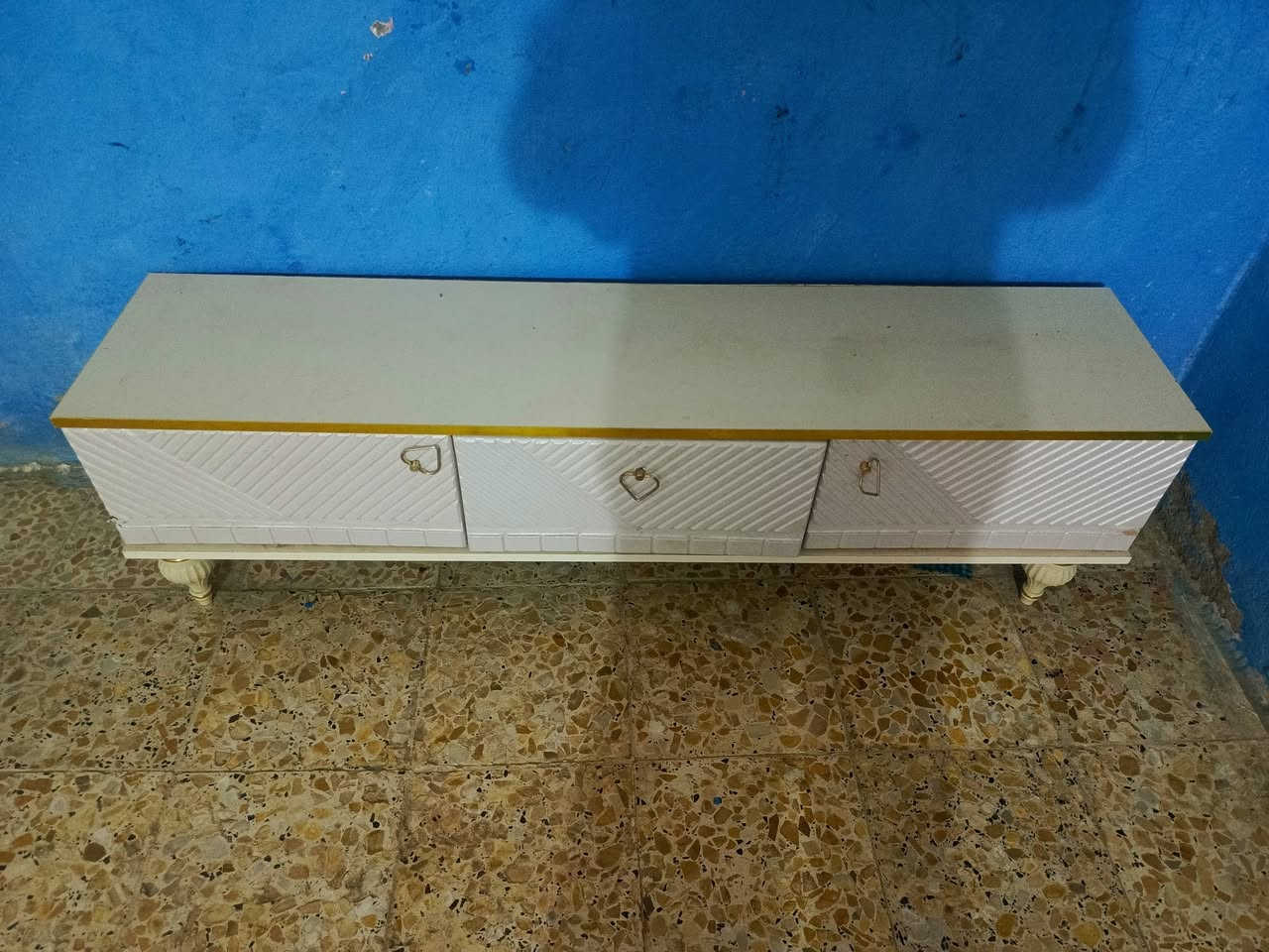 ميز بلازمه لبيع سعره 30الف وبي مجال بسيط
عنوان النجف 
***********
