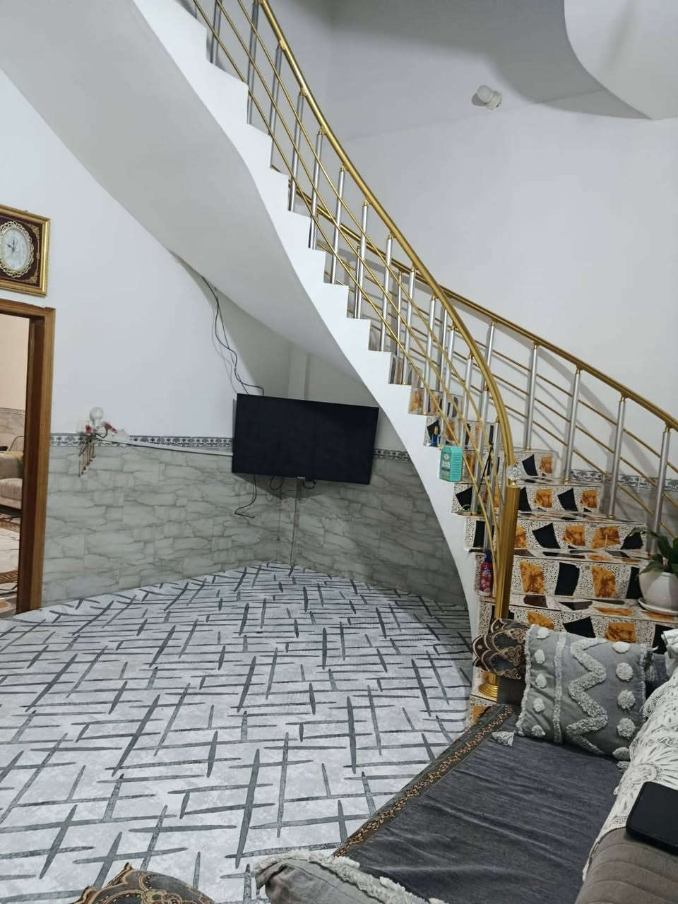 دار، طابقين مساحة 120 متر.الواجهه 7 وربع والباقي نزال
 بناء طابوق مسلح  دنگ
•الطابق الاولى يحتوي على  مطبخ وغرفة وصالة واستقبال وصحيات
•الثاني ع غرفتين نوم بنظام سويتات
•سند25 اقرار اصولي
•عرض الشارع 8متر
وكل الشارع مبلط
_فضلا عن موقعه المميز كربلاء البوبيات عامود55 عن الامام الحسين 2كم
علق برقم1ليصلك السعر
أرجو التواصل واتساب سيتم تحويلك هنالك لراعي الملك مباشر
***********
