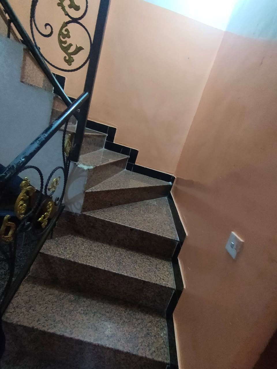 بيت للبيع مساحة 150 طابو صرف بناء حديث ويحتوي على غرف نوم 4 استقبال مطبخ صاله2 حمام مشترك3 مناور2 كراج بيت كامل ما ناقصة أي شي جسر ديالى القديم شارع المصرف دفافعه فرع الصيدلة قرب السوك والمدارس للاستفسار اتصل ***********
