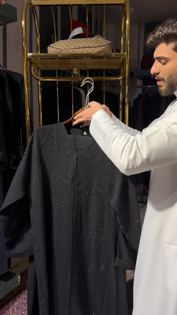 الحجّار للعبات 
عبايه موديل حصري شك يدوي عبايه +شال
القياسات 54-56-58-60
يوجد توصيل كافه انحاء العراق 
واتساب:***********
