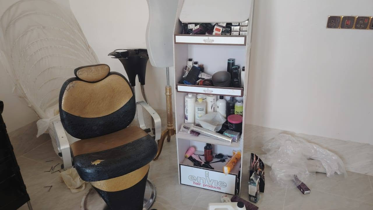 صالون نسائي كامل للبيع تواصل *********** كلشي موجود ويا
