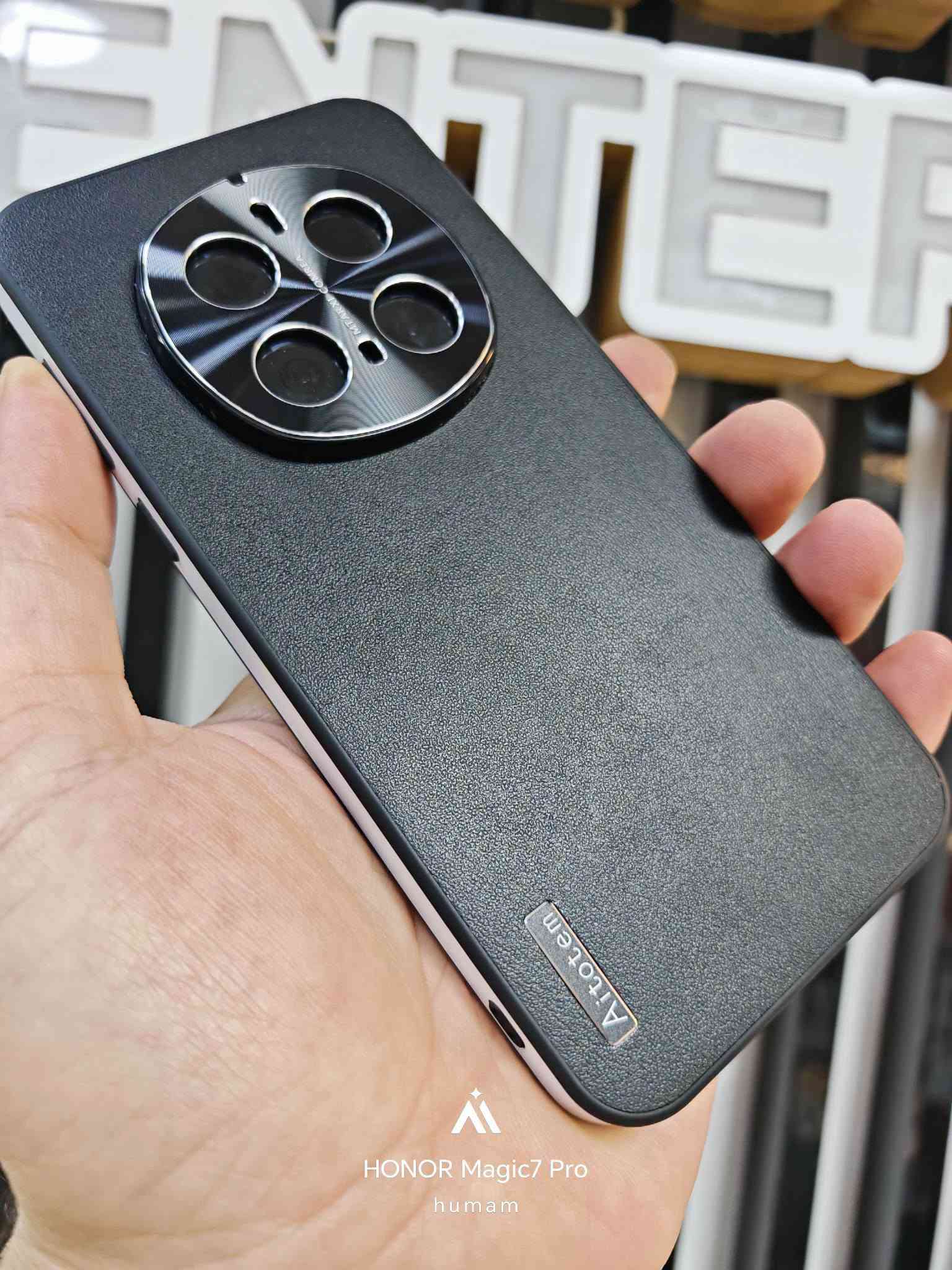 Honor magic 8 pro 
Honor magic 7 pro 
Honor magic 6 pro 
Honor magic 5 pro 
Honor magic 4 pro 
Huawei P40 pro 
Huawei P60 pro 
Huawei Mate 40 pro 
Huawei Mate 50 pro 
Huawei nova 13 pro 
Huawei nova 14
Huawei nova 14 pro
Xiaomi 13 Ultra 
 كفر Aitotem الفاخر – مزيج الأناقة والقوة 💙
✨ تصميم يجمع بين الطابع الرسمي الأنيق والروح الرياضية الجريئة
✨ خامات فاخرة عالية الجودة تدوم طويلًا
✨ حواف مستقيمة خاصة مقاومة للصدمات والسقوط
🎨 متوفر بألوان متعددة:
🖤 الأسود الهادئ | 💚 الأخضر الصيفي | 🧡 البرتقالي | 💙 الأزرق الكحلي
📱 يناسب هواتف HONOR وHUAWEI الفاخرة
جمال يليق بهاتفك، وحماية تدوم معه
توجد خدمة توصيل لكافة المحافظات للاستفسار مراسلة البيج هواوي سنترنجف/Huawei Center NAJAF  او ع الرقم واتساب *********** او زورنا في موقعنا النجف شارع الغدير فرات من جهة حي الغدير مقابل شركة الريان للصرافة

نص مكتوب في الصور:
- 适用荣耀 Magic7系列
- 高端素皮壳
- 莫仕坦
- 美仕坦 夏日胡杨 美过裸机 自带镜头圈
- 美仕坦 丹霞橙 美 过 裸 机 自带镜头圈
- 美仕坦
- 秋日胡杨
- 美 过 裸 机
- 自带镜头圈
- HONOR Magic7 Pro
- humam
- AI