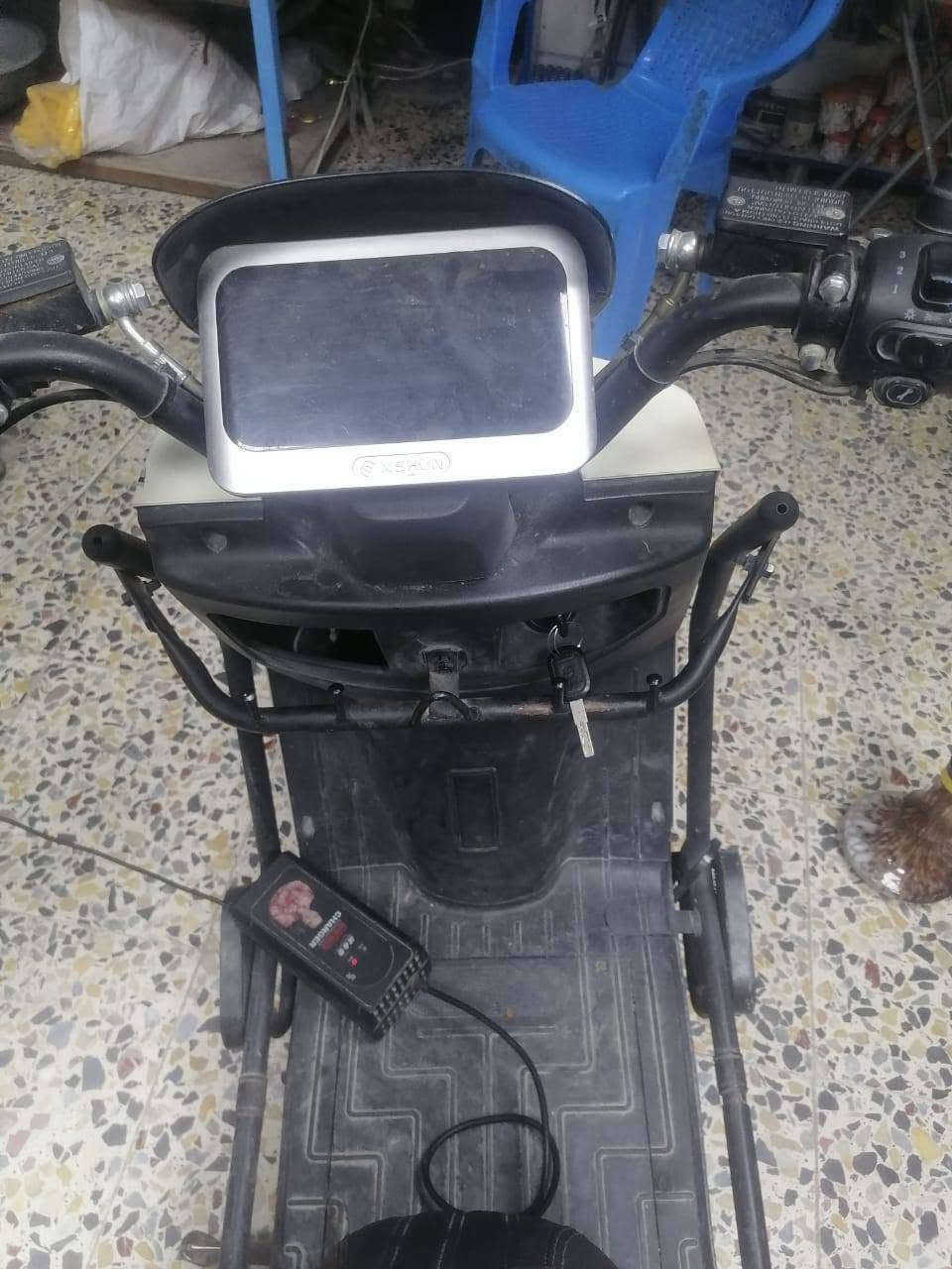 من رخصه الأدمن السلام عليكم
دراجه شحن للبيع بيها 5بطاريات وبيها شاحنات ثنين شغلات وحدة 5بطاريت تشحن وحدة على 6بطاريت تشحن ونظيفة 
بيها نقص جاملغ أمامي ويدة مال بريك فقط سعرها 650وبيها مجال هذا رقمي اتصال ***********
واتساب ***********
