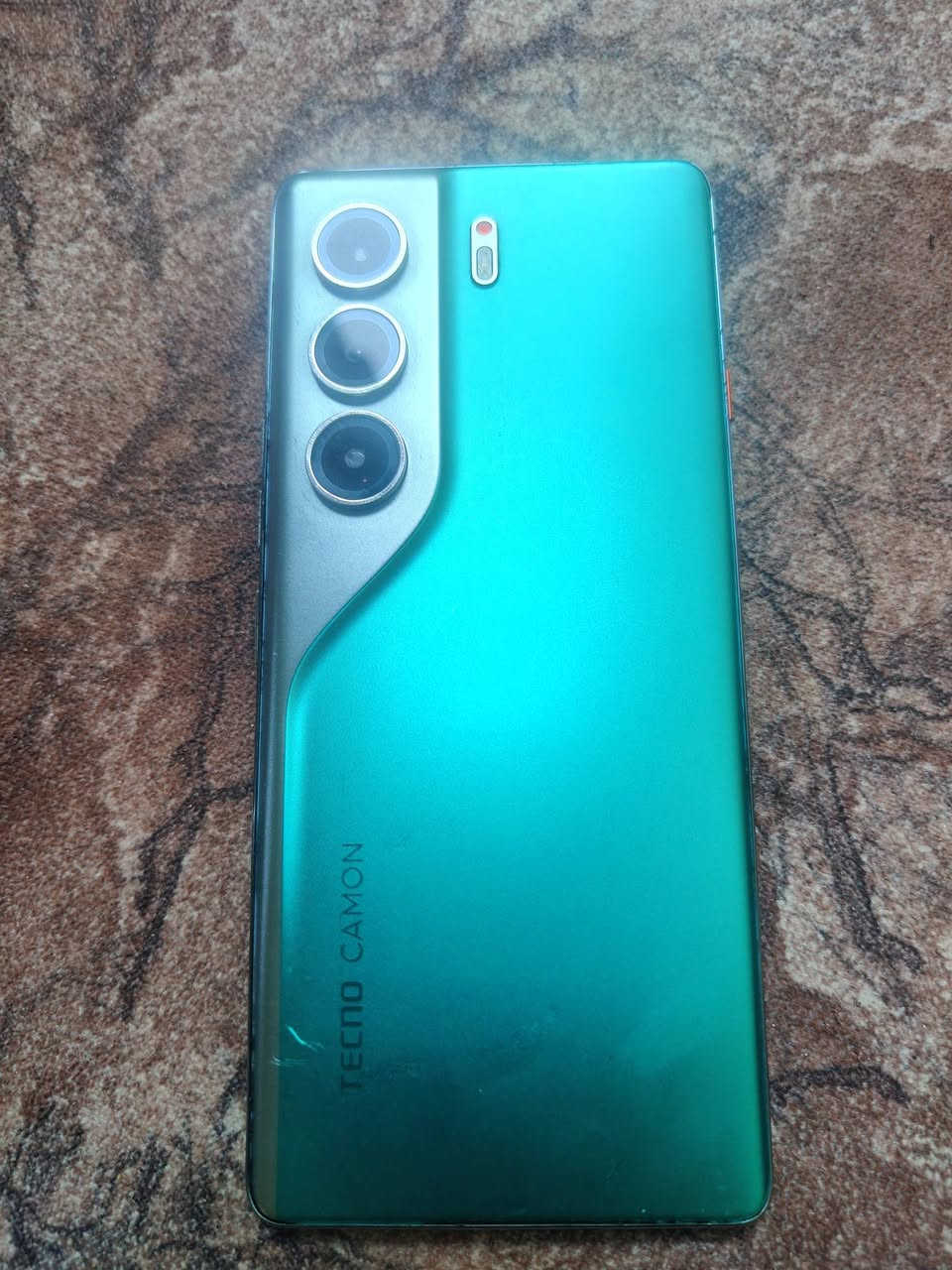 تكنو 40 برو فايف جي جهاز فول سلاسل ذاكره256رام12×12
السعر300 وبي مجال بدون غراض***********
