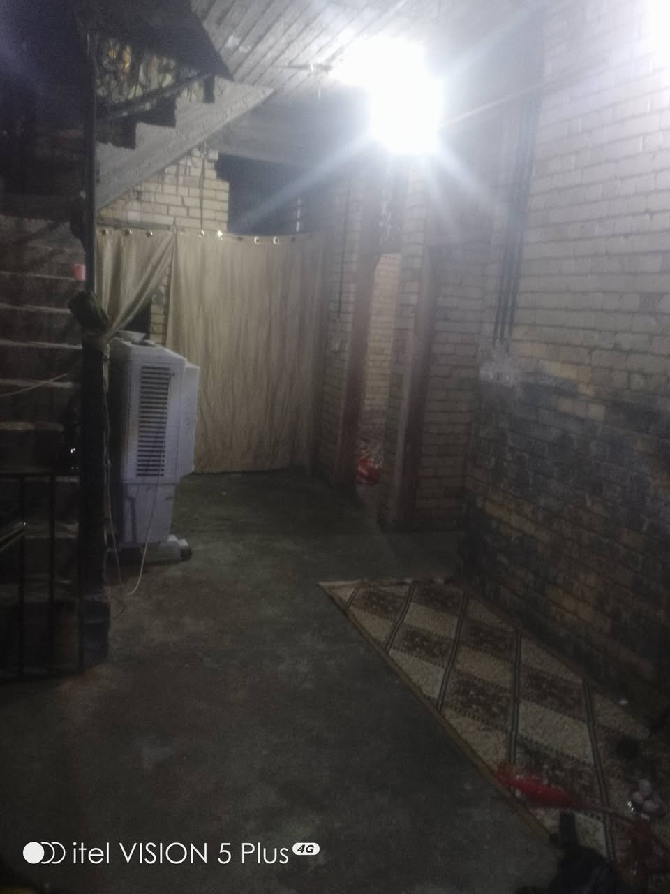 بيت مساحه 100 واجه 8 ونزال 12 في منطقت حي الامير 
نقص بياض وسراميك البيت ارضيه صبه اساس رفت شغل درجه اوله السعر 80 قفل استفسار  ***********

نص مكتوب في الصور:
- itel VISION 5 Plus 4G