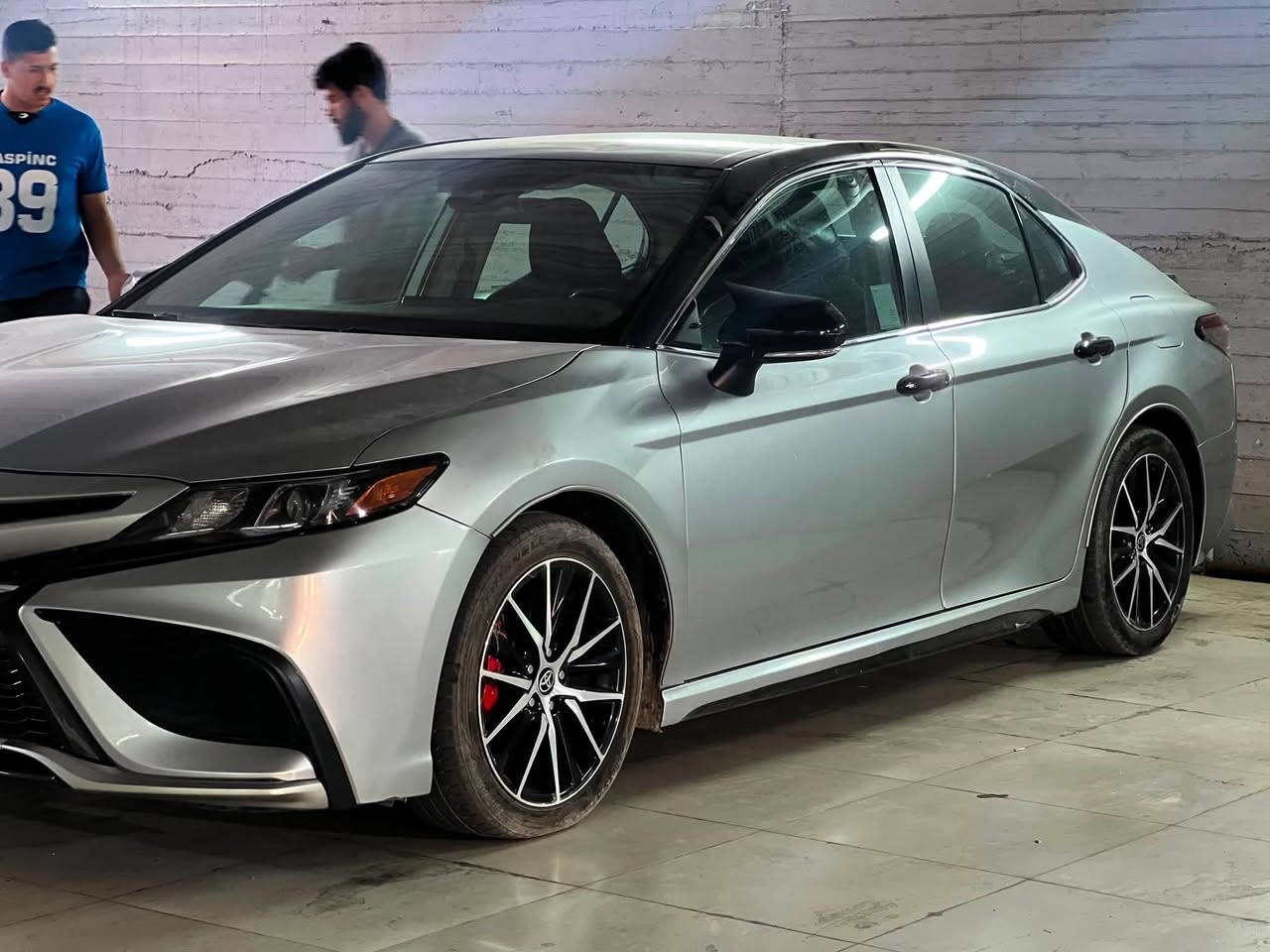 السلام عليكم
تويوتا كامري SE هايبرد 2022 للبيع

* فئة SE Hybrid
* محرك 2.5 لتر هايبرد
* الممشى 57 ألف ميل
* جنوط كروم قياس 18 إنج
* رادار أمامي
* نظام المحافظة على المسار (Lane Keep Assist)
* كروز كنترول راداري (Adaptive Cruise Control)
* شفتات تبديل سرعات خلف المقود
* كرسي السائق كهربائي
* نظام النقطة العمياء (Blind Spot Monitor)
* تشغيل بصمة مع دخول ذكي
* كاميرا خلفية
* شاشة معلومات وترفيه
* Apple CarPlay وAndroid Auto
* مصابيح LED
* نظام اختيار وضعيات القيادة (Eco / Normal / Sport / EV)
* ماشيه ٥٧ الف ميل
حادثها : 
تبديل الدعامية الأمامية والخلفية، وطعجة بسيطة بالجاملغ الخلفي جهة السائق، والبنيد مبدل بسبب طعجات خفيفة جداً صورتها موجوده بالمنشور . السيارة بدون إيرباك، بدون لغد، وبدون أي ضرر بالشاصي. صور حادث كامله منشوره
عنوانها بغداد حي جهاد
***********

