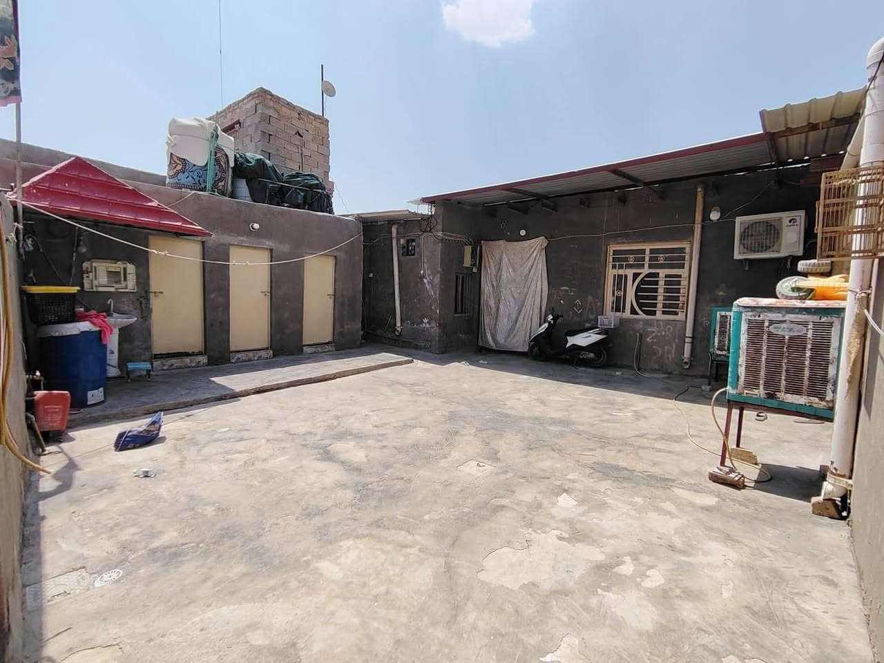 بيت في حي الزهراء للبيع
مع سبالت ثلاث بحالة جيدة
ومعرض مطبخ
المساحة ٢٠٠ م
 قريب على الشارع الصب 
غرقتين استقبال صالة 
يحتوي على كراج يسع لسيارتين
 مع محل داخل البيت يعمل حالياً  تأسيسات كهربائبة وانشائية
كافة الخدمات ماء كهرباء شارع سبيس
مجاري صب
للأستفسار : ***********
