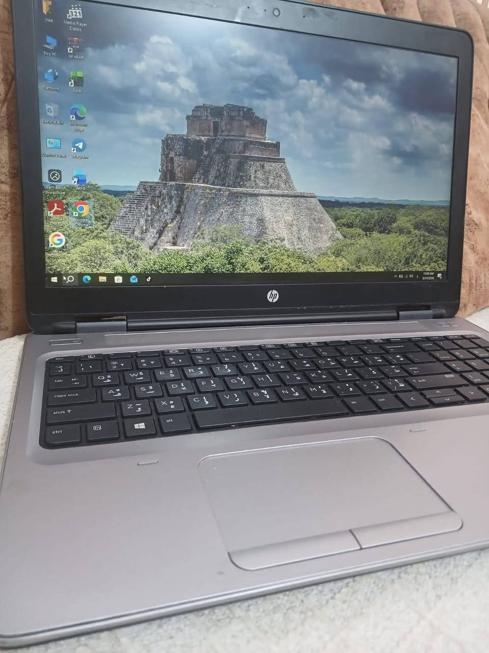 لابتوب للبيع نوع HP ProBook 650 G3
المعالج: Core i5-7200U (الجيل السابع)
الرام: 8 جيجا DDR4
التخزين: 256 جيجا SSD (سريع جداً)
الشاشة: (حدد مقاس الشاشة هنا، غالباً 15.6 بوصة)
الجرافيك: Intel HD Graphics 620
النظام: ويندوز 10 برو
بي خلل واحد سماعات جانن يشتغلن وطفن فجئة 
لابتوب نضيف مال بيت ب250 الف 
مكان بغداد / ***********
