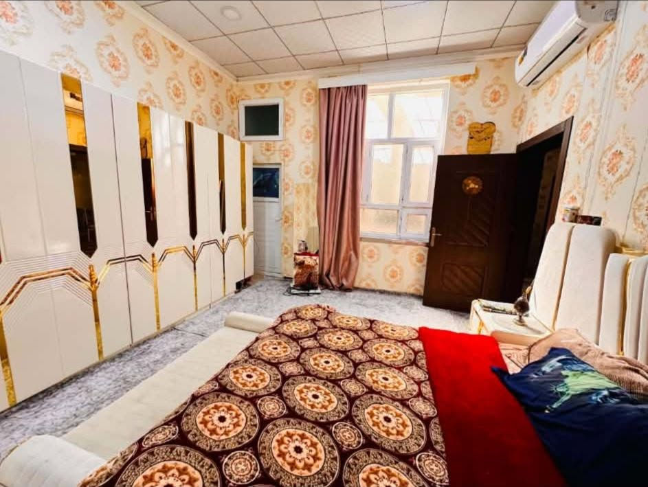 🏡 دار للبيع.. بناء حديث 
📍الموقع : بهرز ـ حي صدام ـ قرب دار المحامي زكي سعدون 
📐 المساحة : 200م  الوجه 10 
🧾 سند الملكية : طابو ملك صرف ( تحويل مباشر) 
سنة البناء : 2020 
يتكون الدار من طابقين : 
1️⃣ أستقبال , مطبخ ، صالة ، غرفتي نوم ، دورتي مياه 
2️⃣ صالة ، غرفة نوم ، دورة مياه 

✅خدمات كاملة( ماء ، مجاري ، كهرباء ، شارع صب )

بناء بمواصفات عالية / ديكورات مغربية ـ سقوف ثانوية ـ سيراميك نوعية ممتازة 

للأستفسار : ***********
