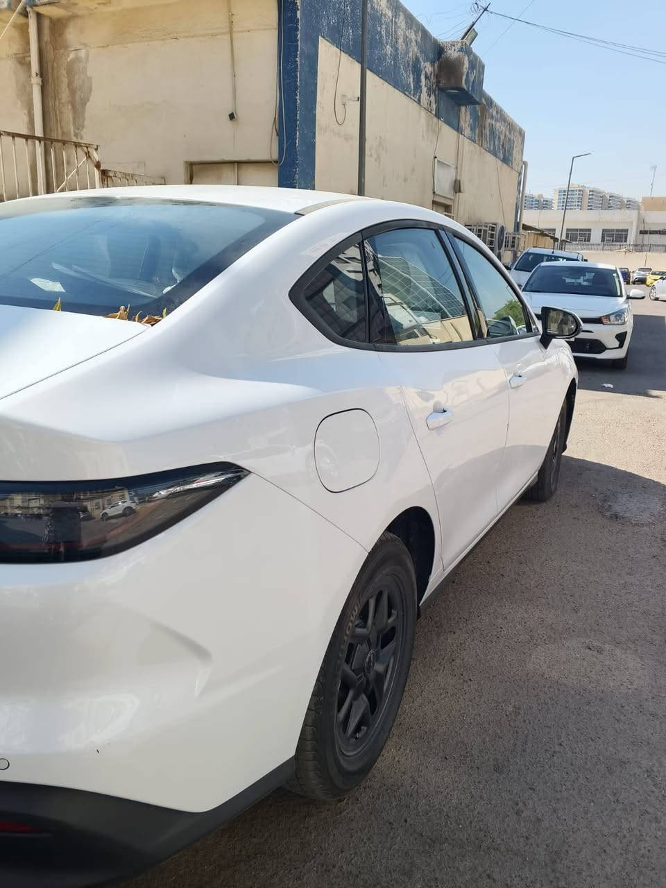 السلام عليكم
من رخصة مدير الكروب BYD
سيل 5
موديل ٢٥ 
ماشيه ٤٠٠٠ الف 
بيها بارد بخشم الجاملغ
وشخط بالباب الخلفي 
رقم بغداد 
السعر ١٩٨٠٠
***********
