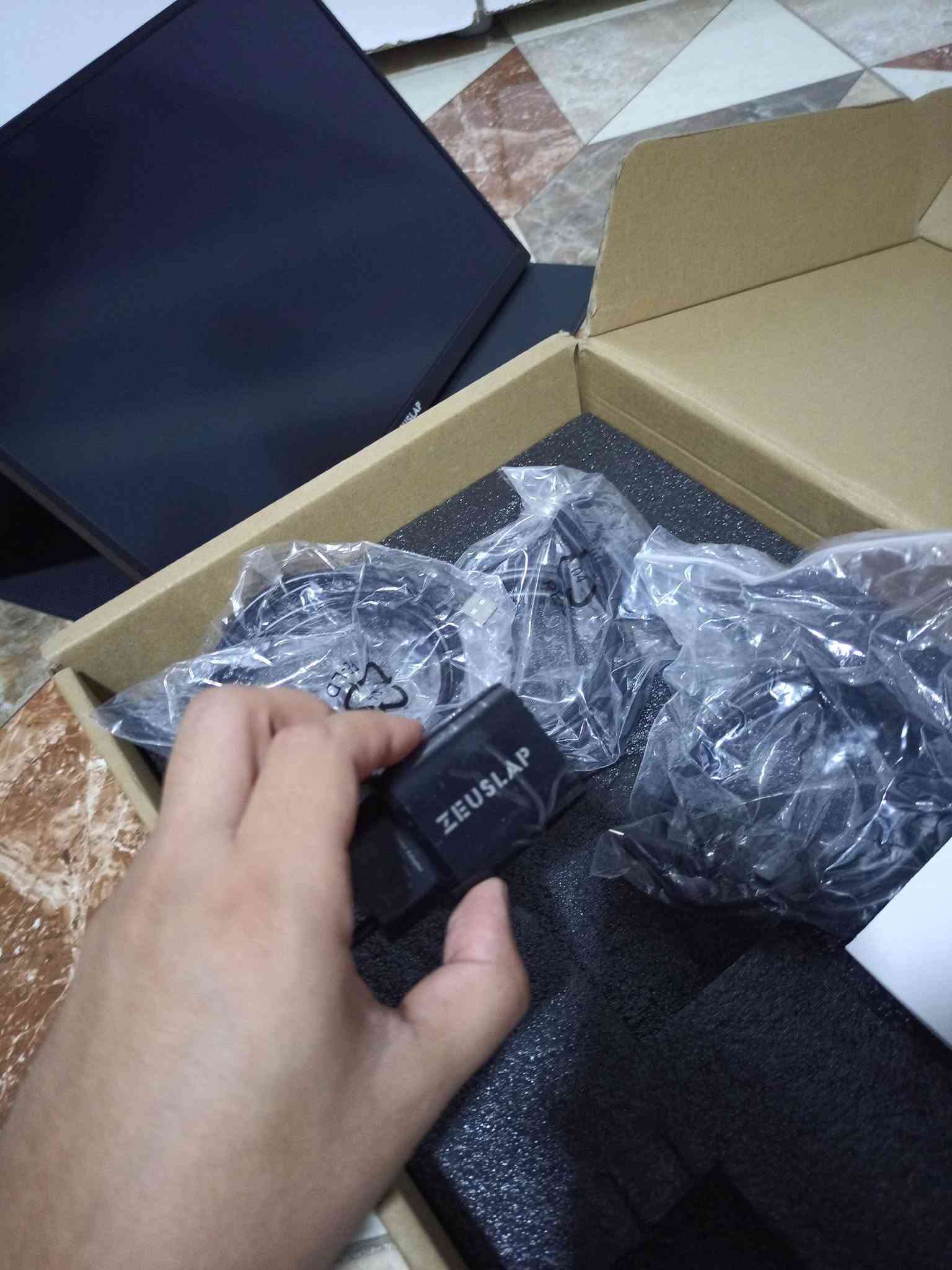 شاشه لمس ماركه ZEUSLAP محموله للكيمنك والمصممين☑️
تربط على( الموبايل+الحاسبات+pc+ستلايت)

قطعه كبس شركه ( غير مستعمل)☑️

شاشه Slim بدون حواف ☑️

لأهل الكيمنك +المصممين☑️حجم 16☑️

مختومه كامل ملحقات🎁👇🏻

(كفر مغناطيسي مقاوم للماء+شاحن+كيبلات)

على أول تم 135 الف 

🚫ملاحظه متوفر حجم 14.5 لمس محمول بسعر 100 الف🚫 

يوجد توصيل جميع المحافظات🚕
للتواصل ***********

نص مكتوب في الصور:
- Wake up Stand-by
- if the connected product is in standby mode, Touch with two fingers You can wake up the product
- Hi
- Can I help you?
- 4 of 13
- سعرها الكل AI المحتوى المطابق مرئيّاً نبذة باستخدام الذكاء الاصطناعي يتراوح سعر شاشة ZEUSLAP P16T المحمولة مقاس 16 بوصة التي تعمل باللمس عالمياً بين 135 إلى 150 دولاراً أمريكياً (ما يعادل تقريباً 175,000 إلى 210,000 دينار عراقي حسب أسعار السوق المحلية وتكاليف الشحن والتوصل). 1+ Tradeinn INN facebook.com facebook.com السلام عليكم شاشة لمس ... سلام عليكم جديدة بالكارت... هل هذه النتائج مفيدة؟ نعم لا شاشة محمولة EUSLAP... البحث عن الجودة شاشة م...