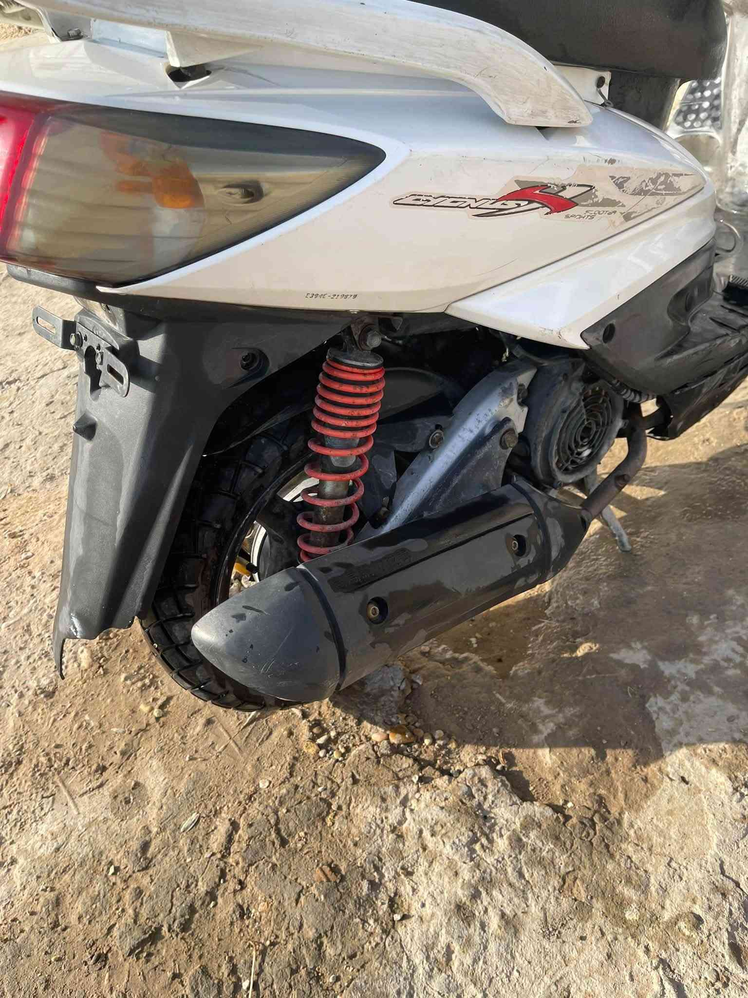 سكنس فحل   للبيع او مراوس حسب القناعه 
 كهربايات لايت بك لايت اشاير. سلف هندر كله شغال. 
بريكات امامي دسك خلفي بنز كلهن شغالات. ما ناقصه شي 
 مكاني حله شارع ستين
