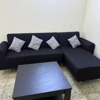 تخم كورنر مترين - متر ونص مع طاولة وسطية خشب ثقيل مستعمل شهرين فقط نظي...