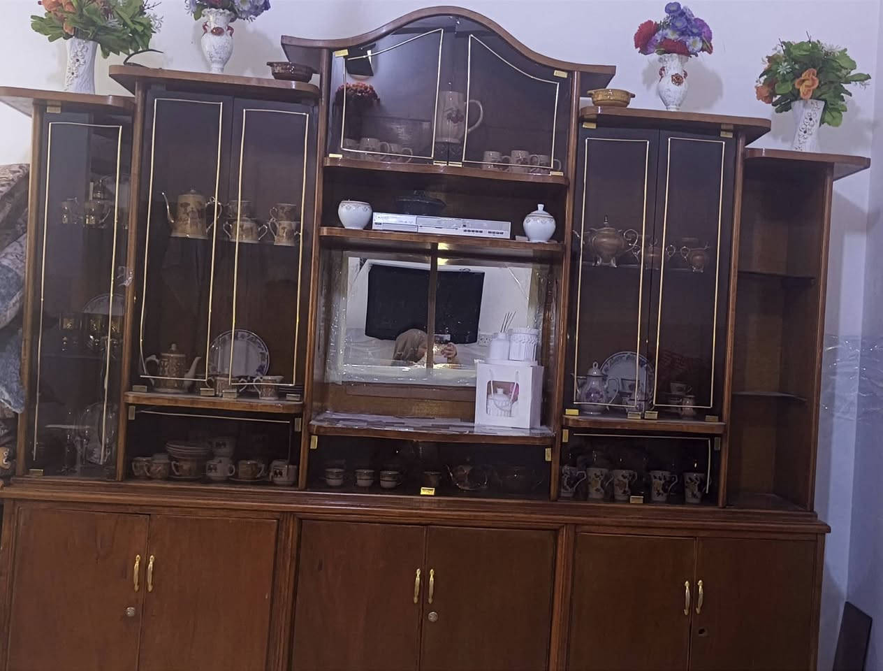 بوفيه للبيع السعر 70 وبيها مجال 
***********اسيا
